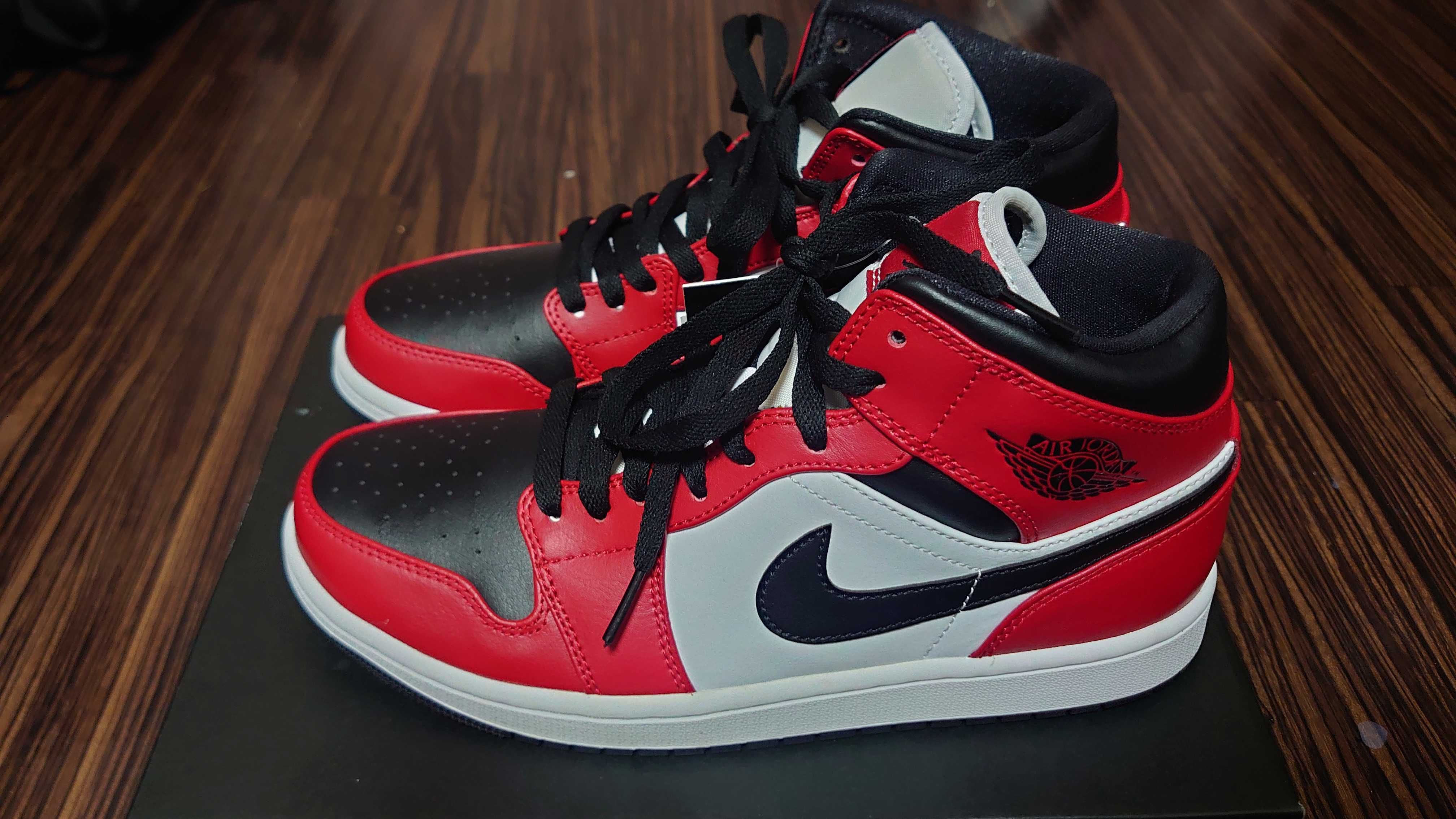 Nike Air Jordan 1 Mid "Chicago Black Toe"