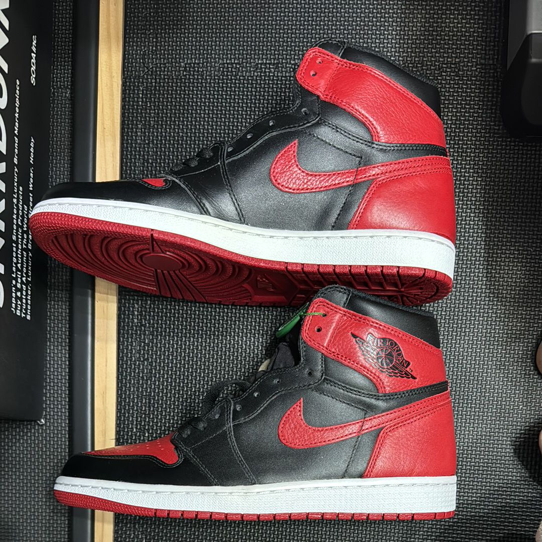 Nike Air Jordan 1 Retro High OG "Bred/Banned" (2016)