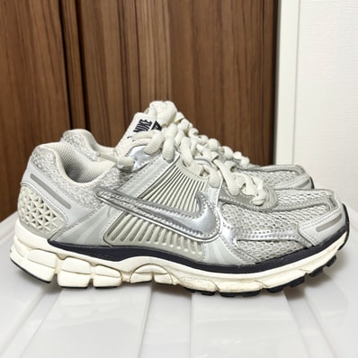 Nike Women's Zoom Vomero 5 "Photon Dust/Gridiron/Sail/Chrome"