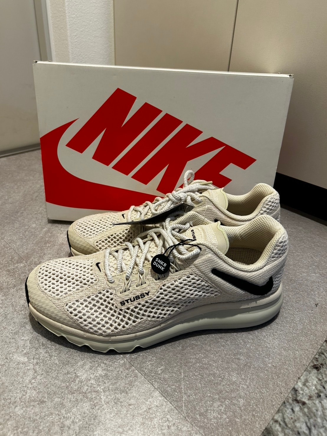 ステューシー × ナイキ エアマックス2013 "フォッシル"