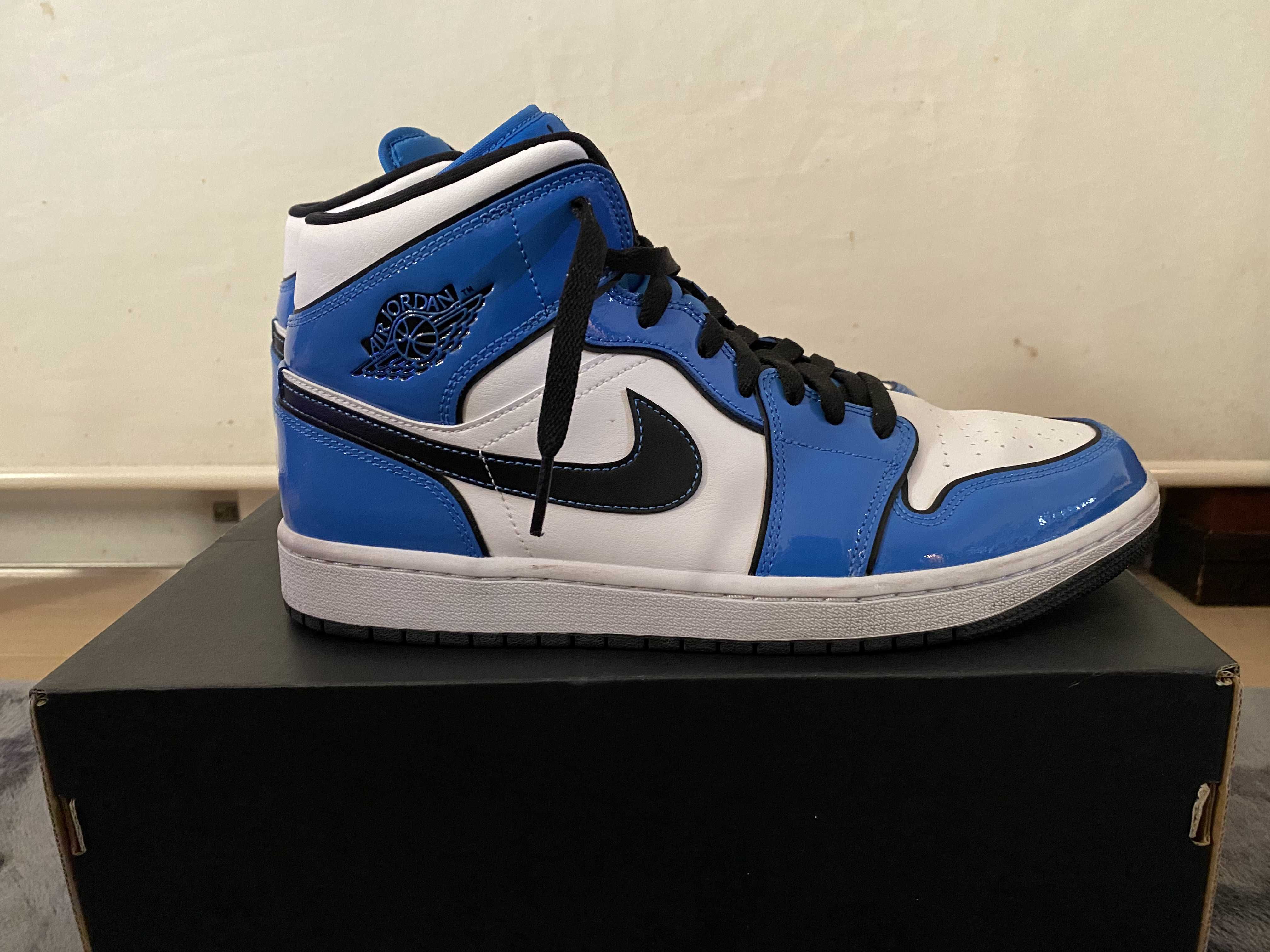 Nike Air Jordan 1 Mid SE "Signal Blue"