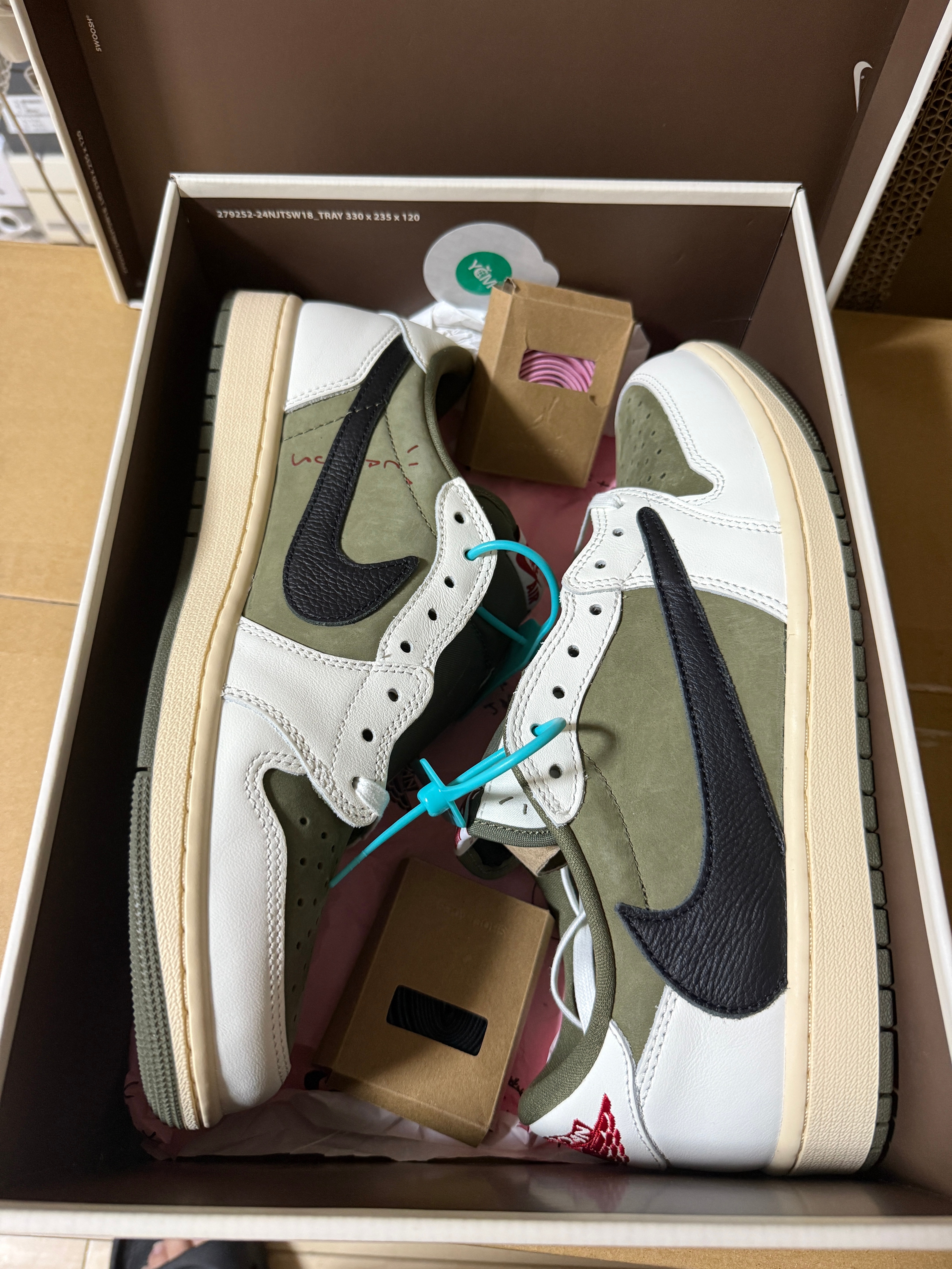 トラヴィススコット × ナイキ エアジョーダン1 ロー OG SP 