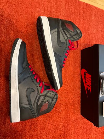 Nike Air Jordan 1 Retro High OG "Black/Metallic Silver/Gym Red"