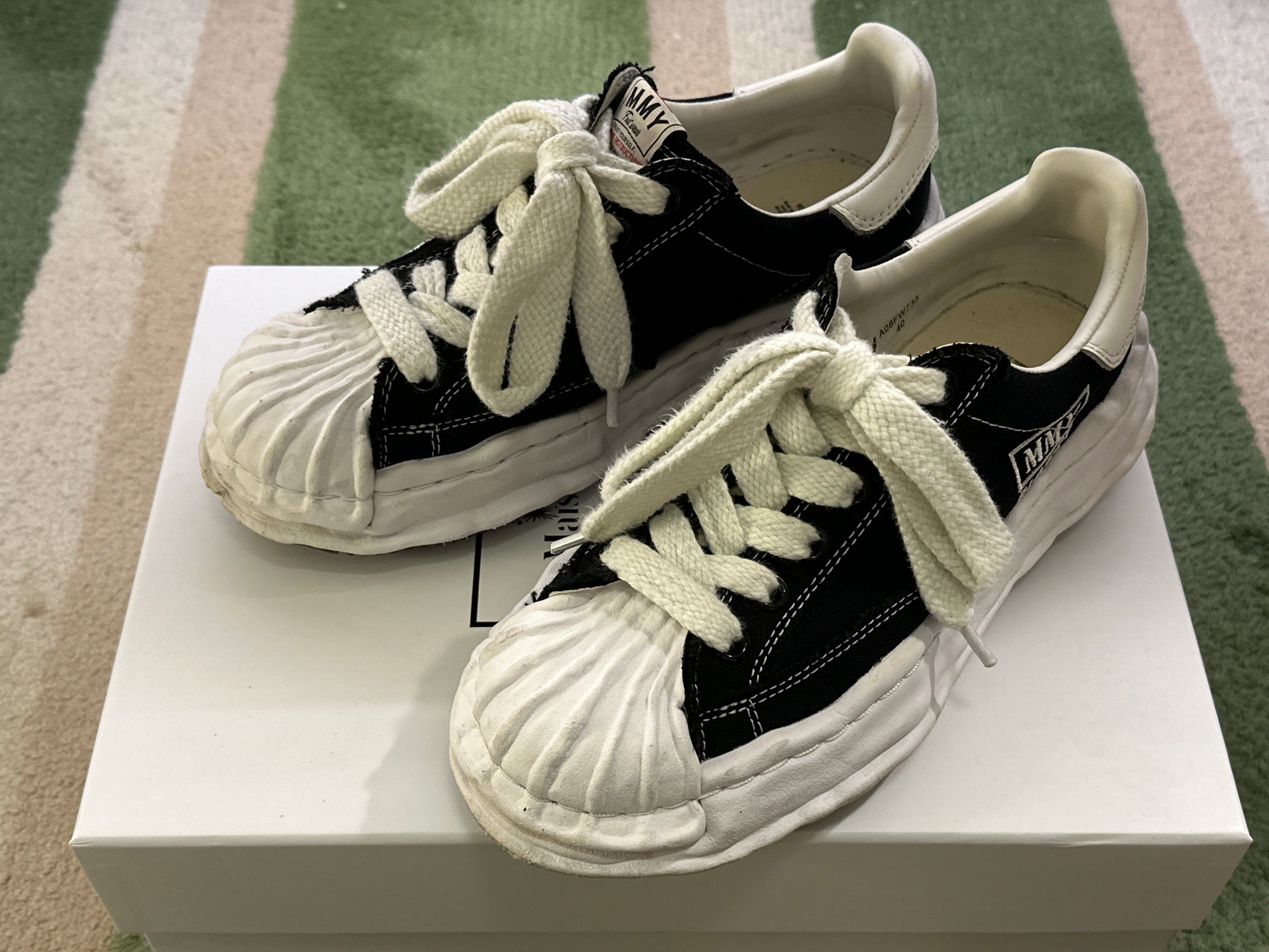 メゾンミハラヤスヒロ ブレイキー OG ソール キャンバス ロートップ スニーカー "ブラック" (A08FW735)