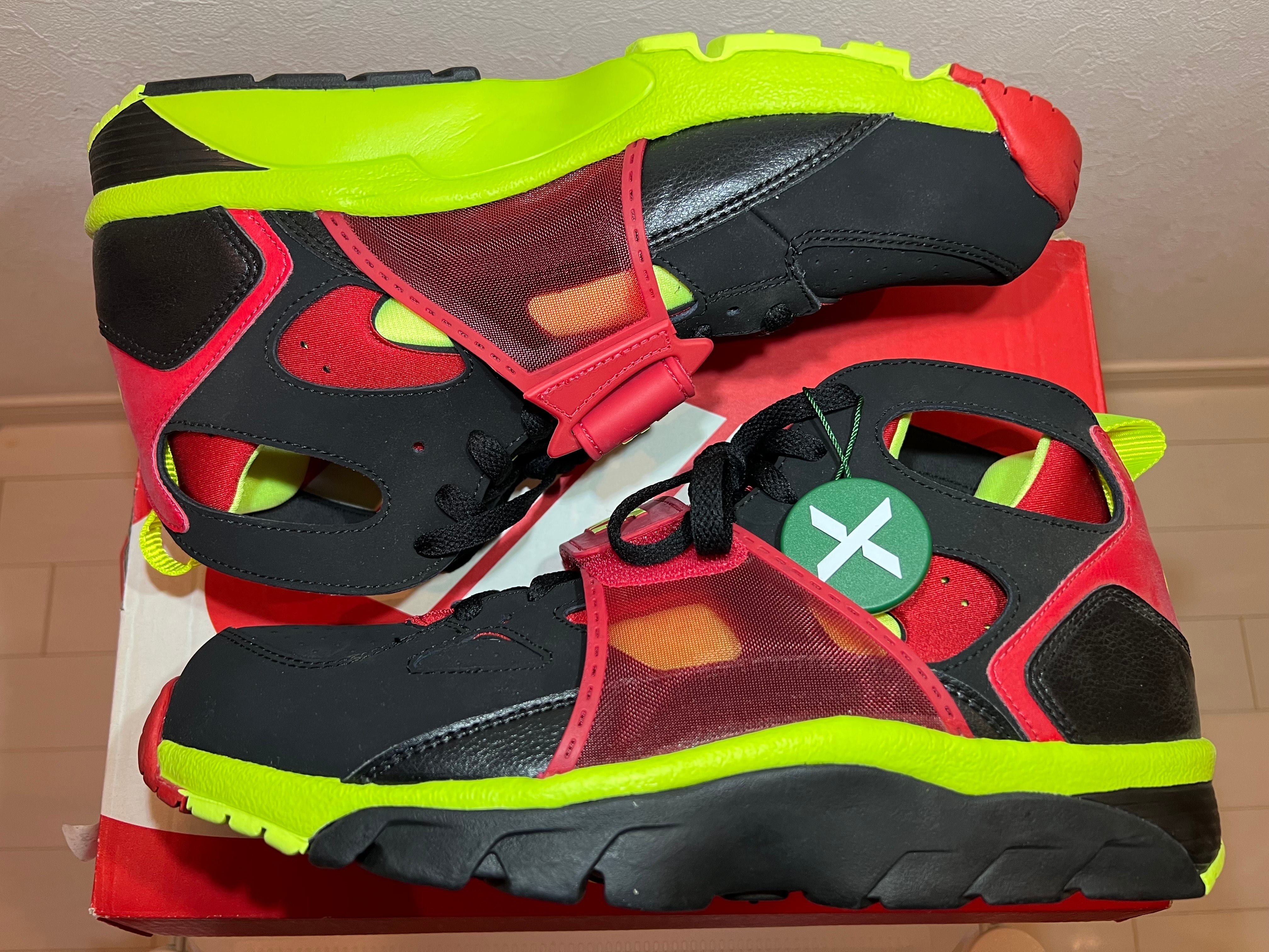 ナイキ エア トレーナー ハラチ "ブラック ボルト ユニバーシティ レッド"