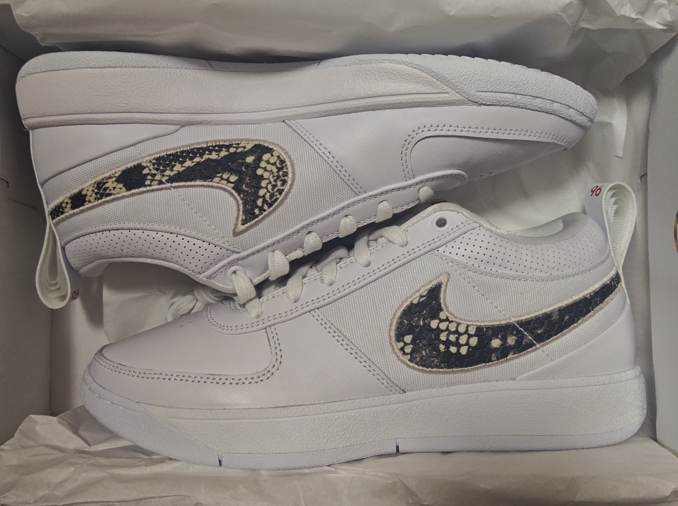 ナイキ ブック1 "ラトルスネーク" (FJ4249-101/FJ4250-101)