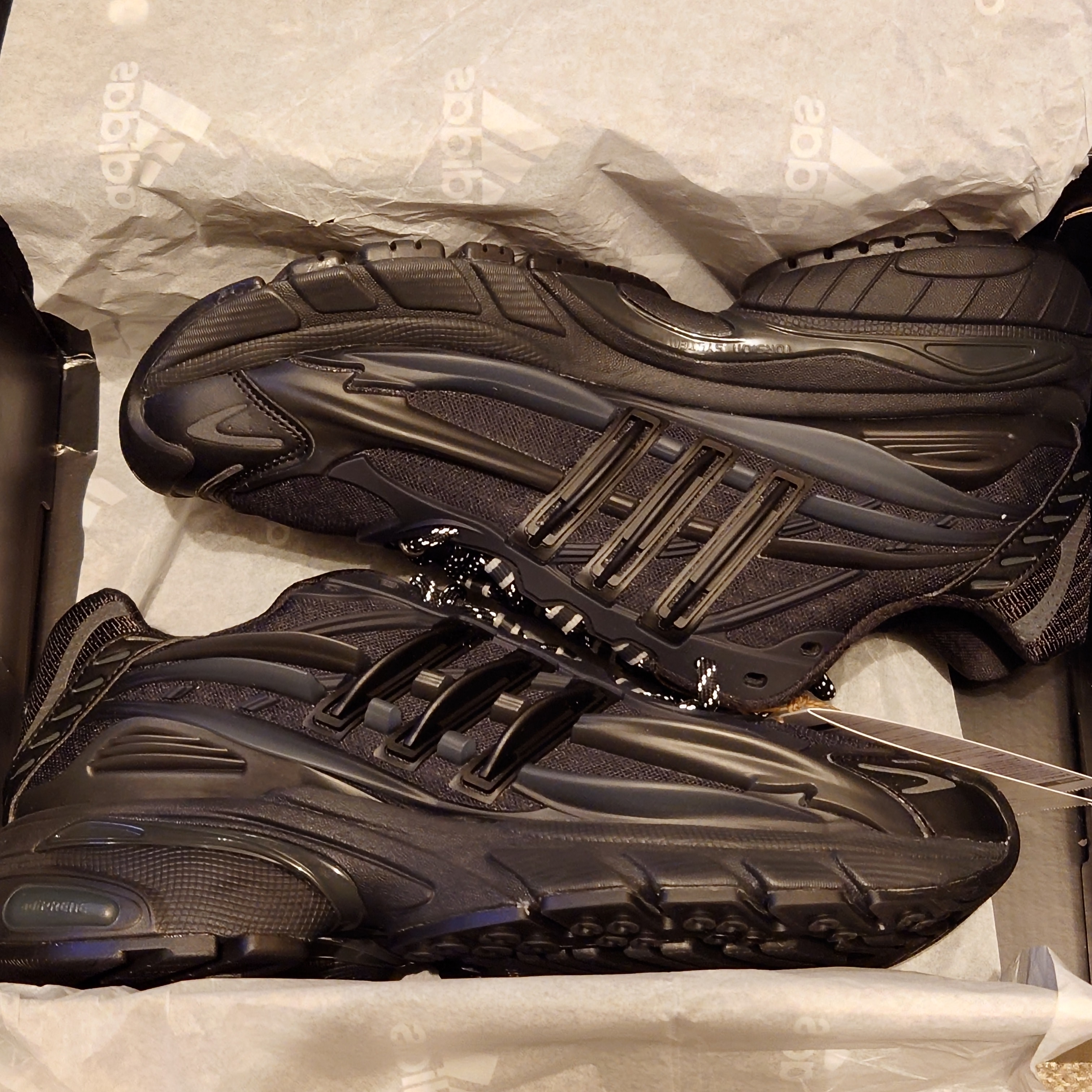 Pharrell Williams × adidas Jellyfish "Carbon/Core Black"