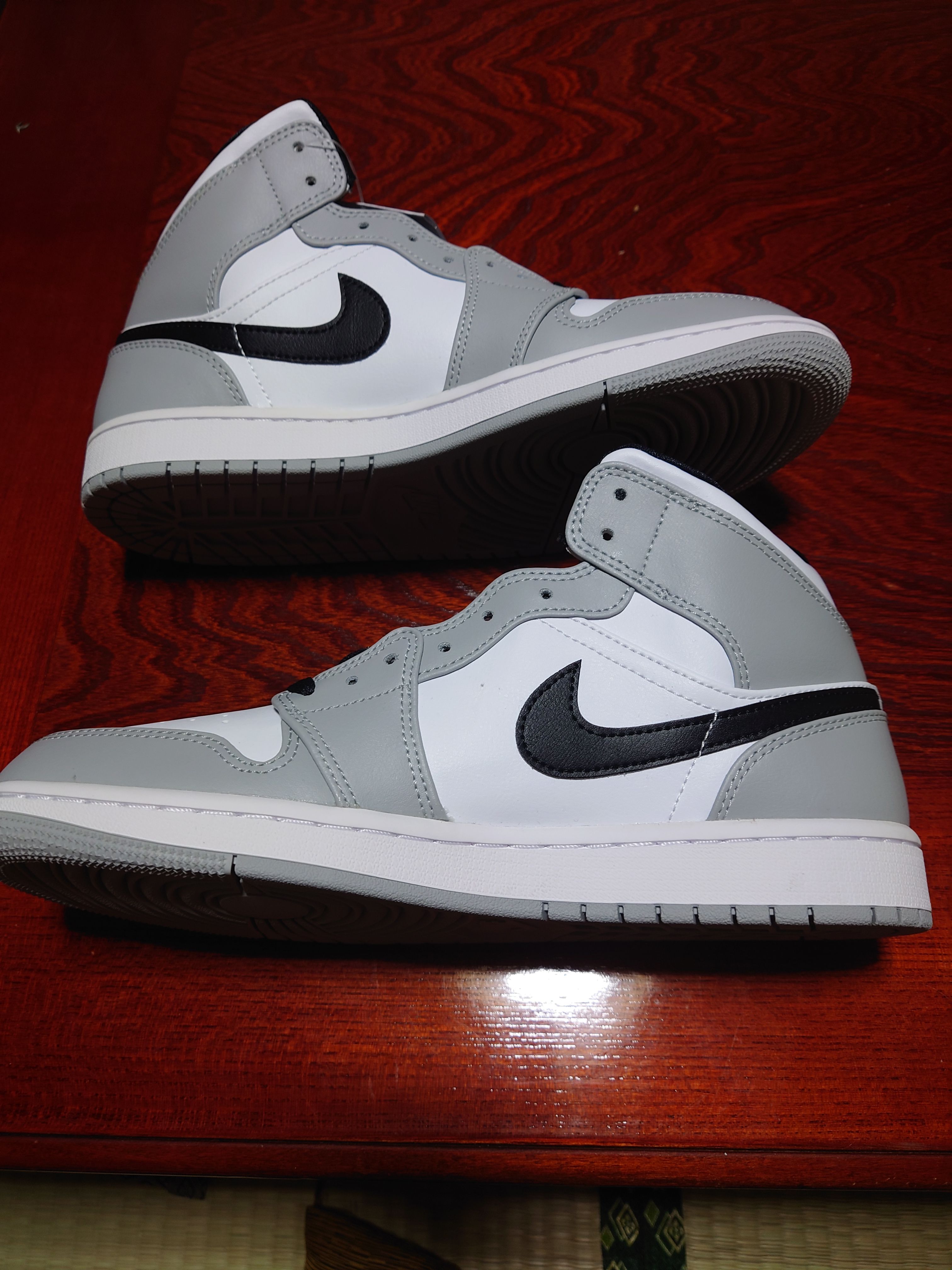 Nike Air Jordan 1 Mid "Light Smoke Grey/White/Black"