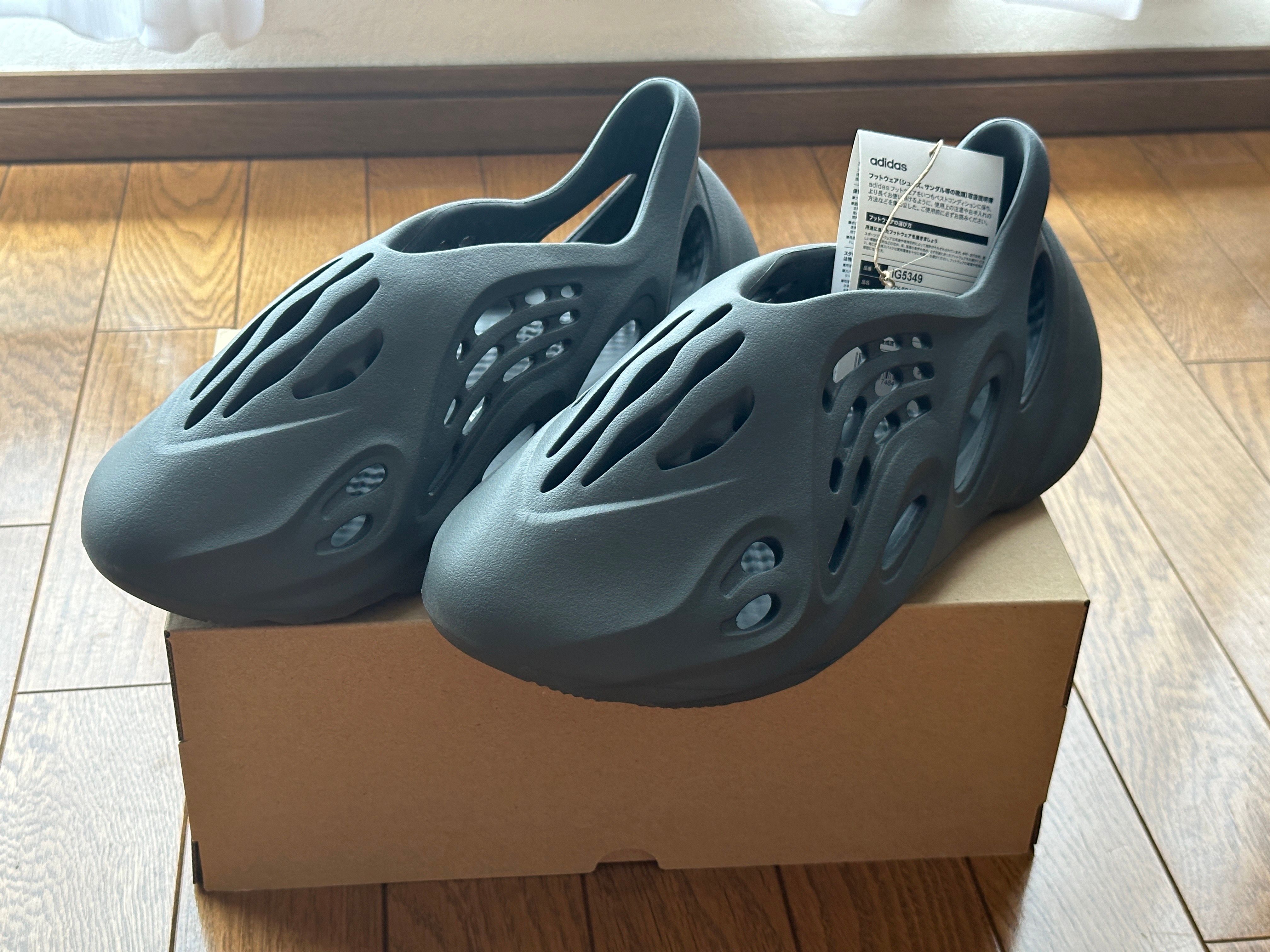 adidas YEEZY Foam Runner "Carbon"