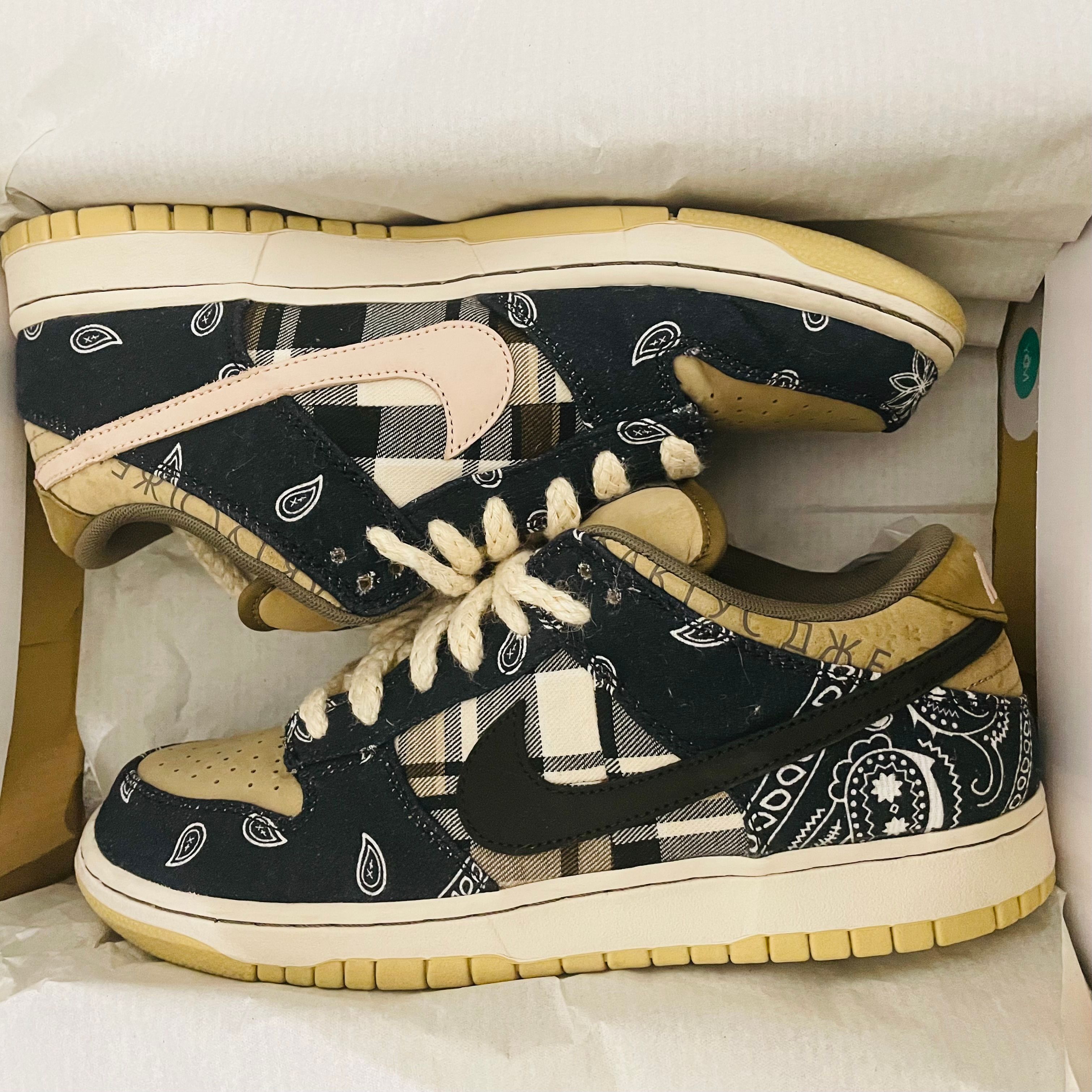 Travis Scott × Nike SB Dunk Low "Black/Parachute Beige"