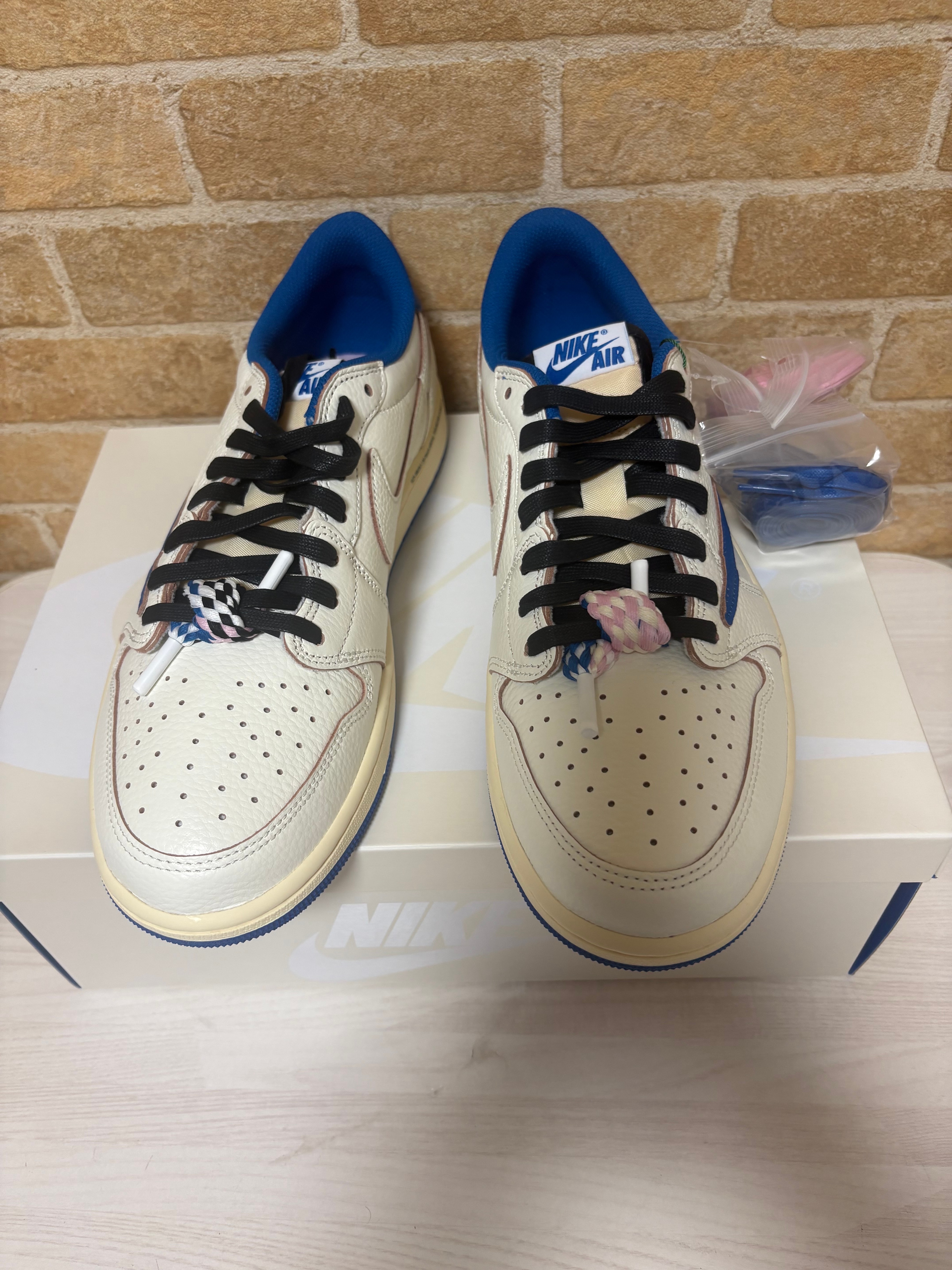 トラヴィススコット × フラグメントデザイン × ナイキ エアジョーダン1 ロー OG "セイル/ミリタリーブルー"