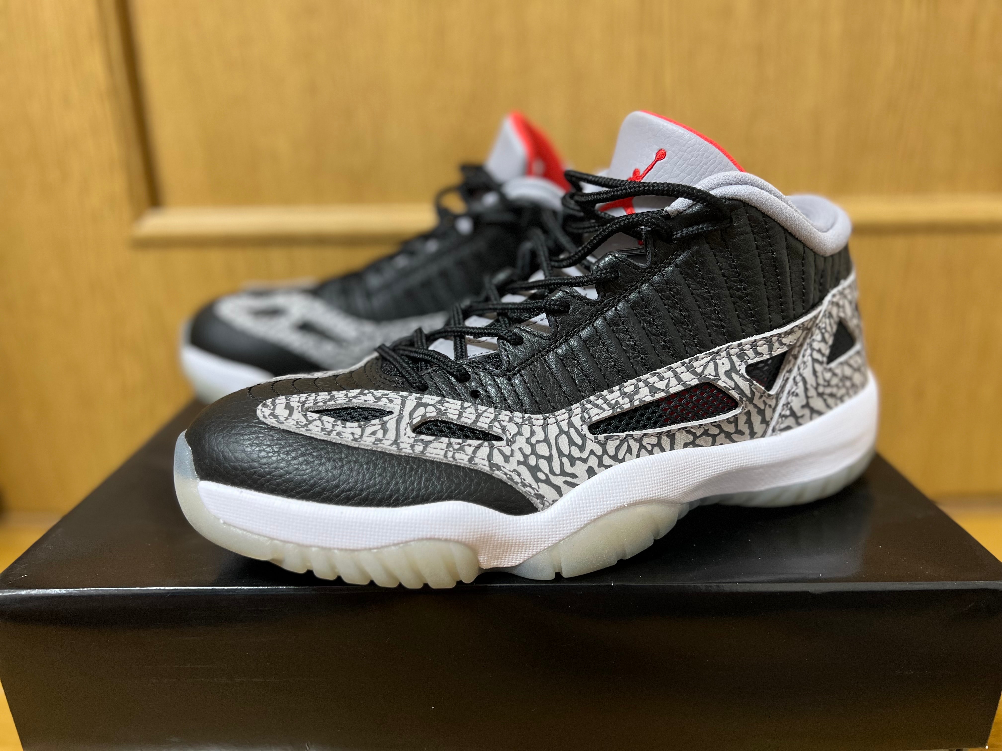 ナイキ エアジョーダン11 ロー IE "ブラック セメント"