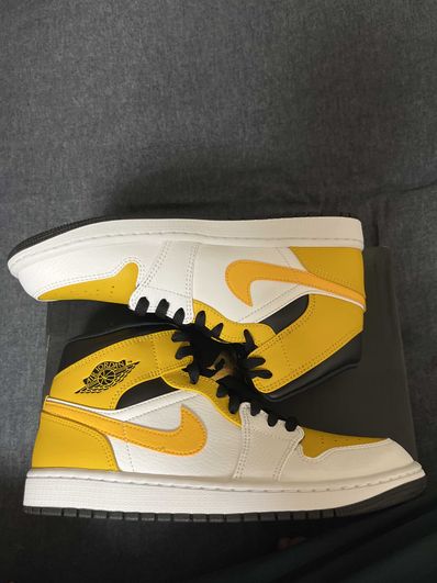 Nike Air Jordan 1 Mid "University Gold"