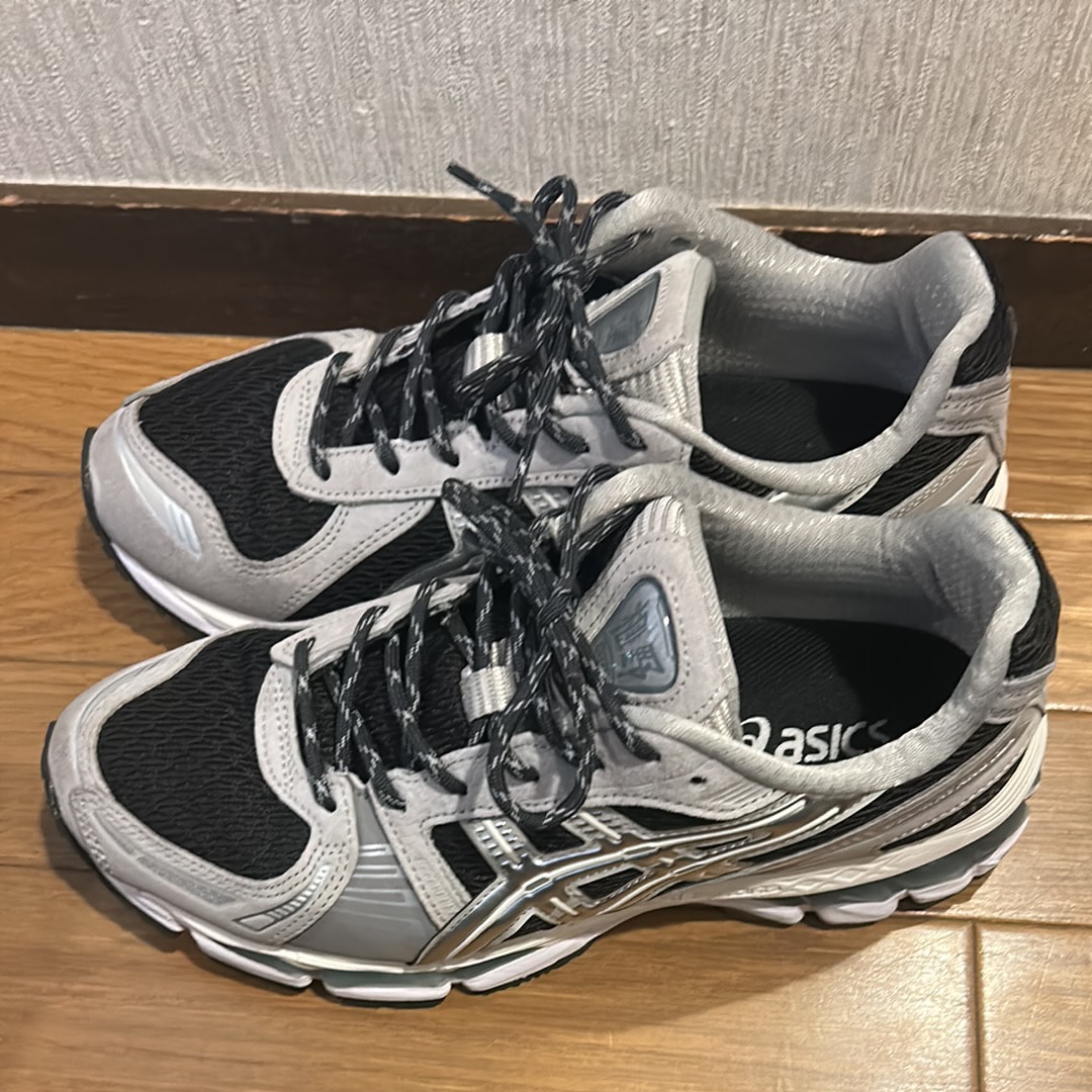 キス ロニーファイグ × アシックス ゲルカヤノ12.1 "ピート/クリーム/ブラック"