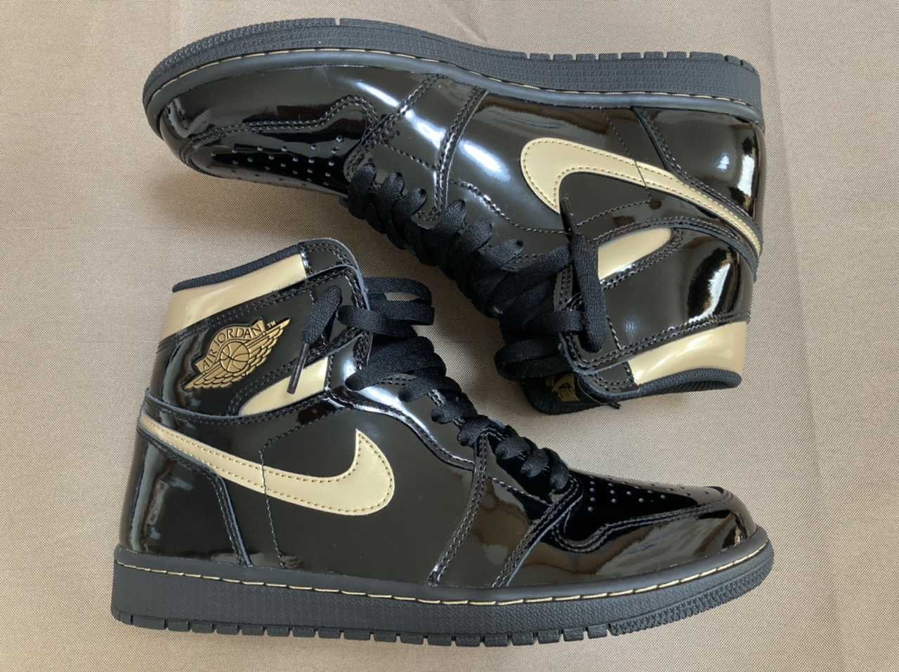 Nike Air Jordan 1 High OG "Black-Metalic Gold"