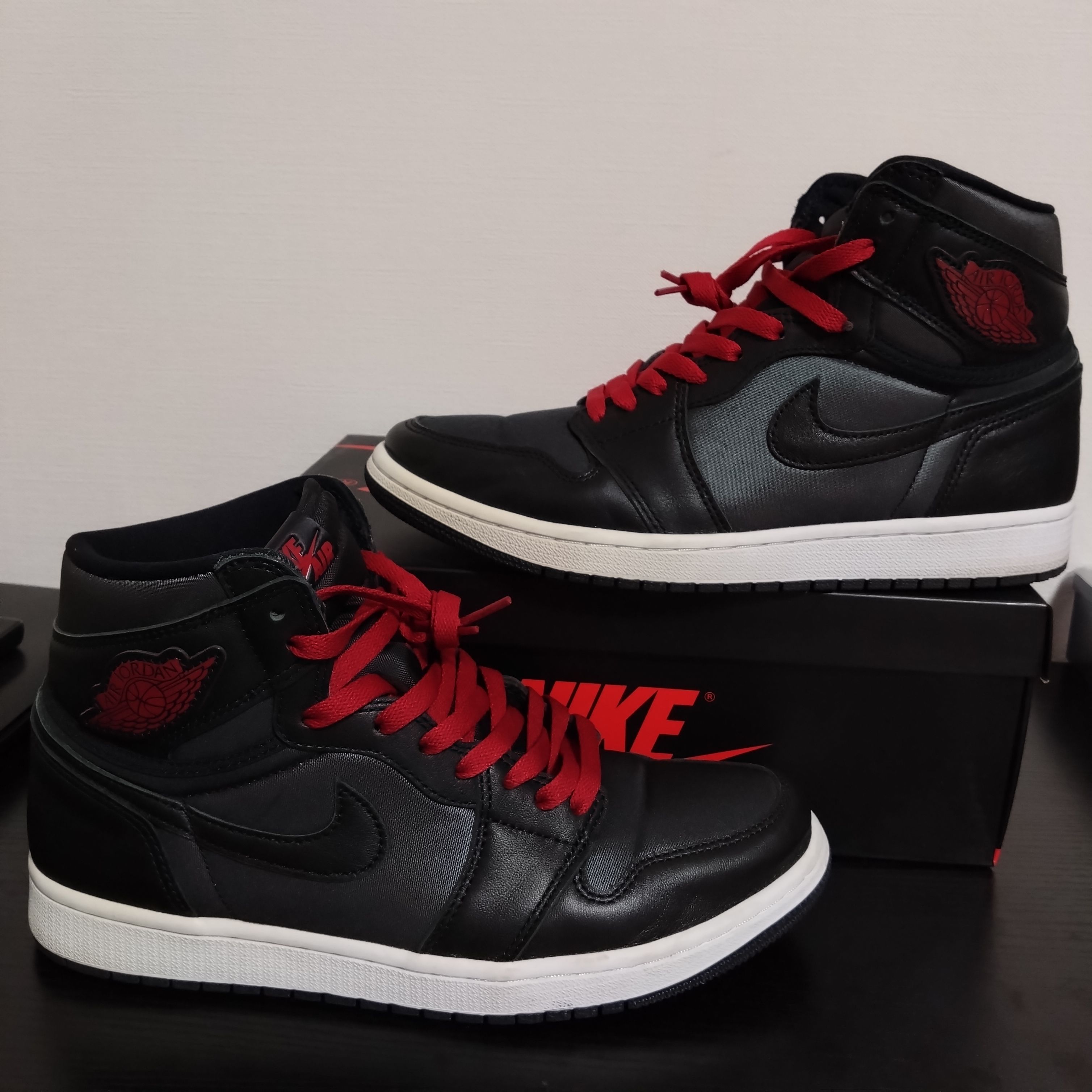 Nike Air Jordan 1 Retro High OG "Black/Metallic Silver/Gym Red"