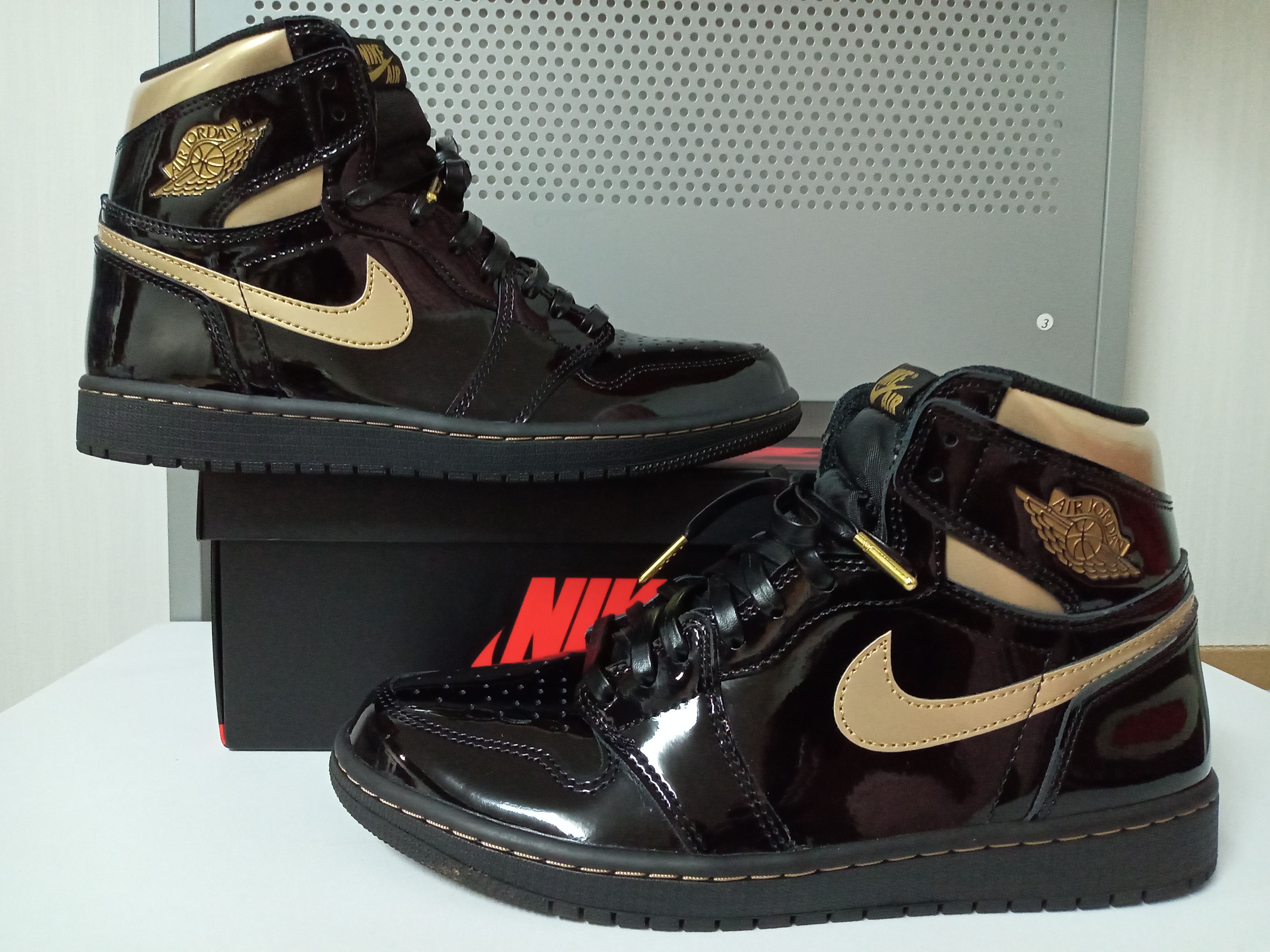Nike Air Jordan 1 High OG "Black-Metalic Gold"