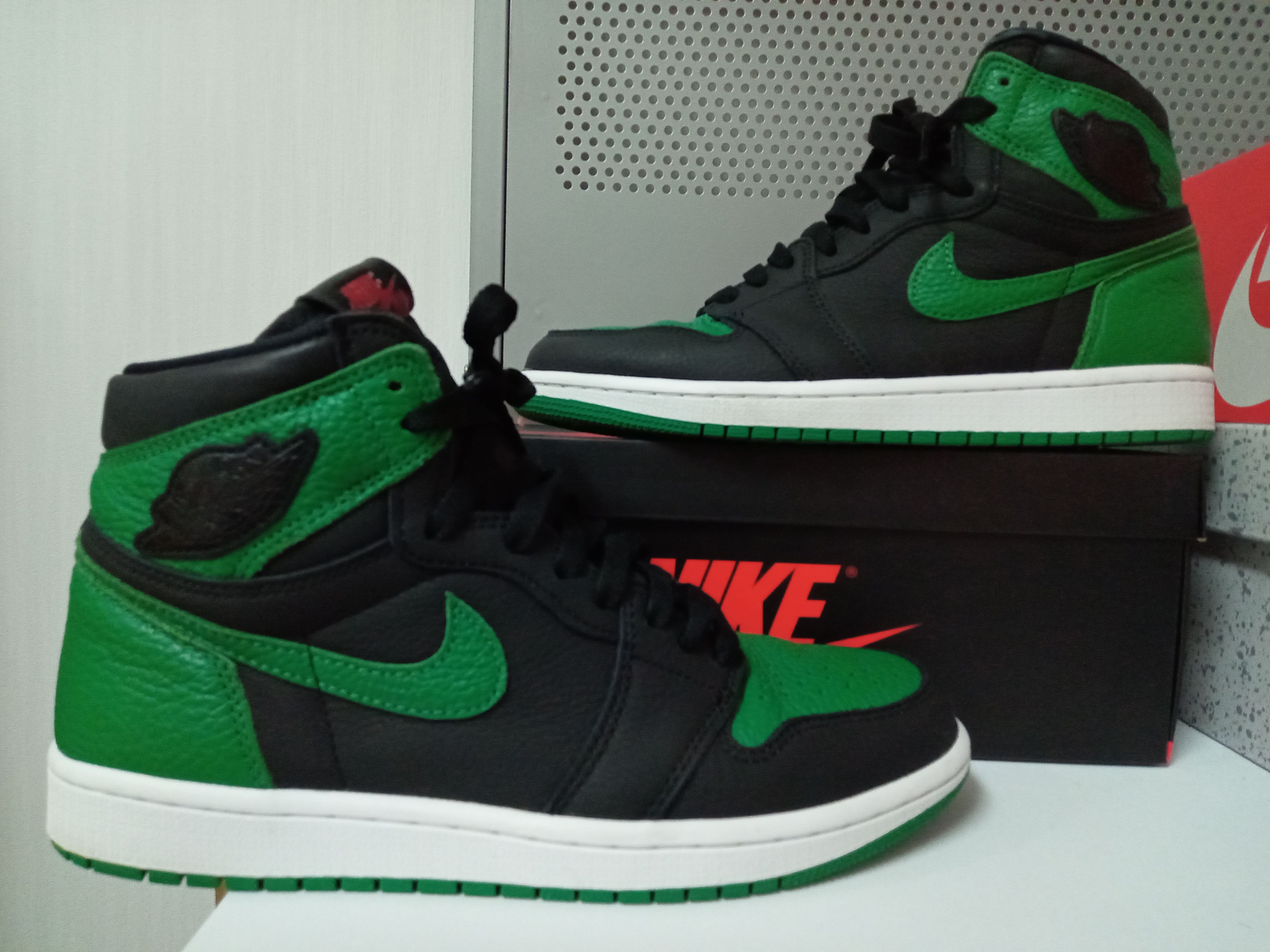 Nike Air Jordan 1 Retro High OG "Black/Pine Green" (2020)
