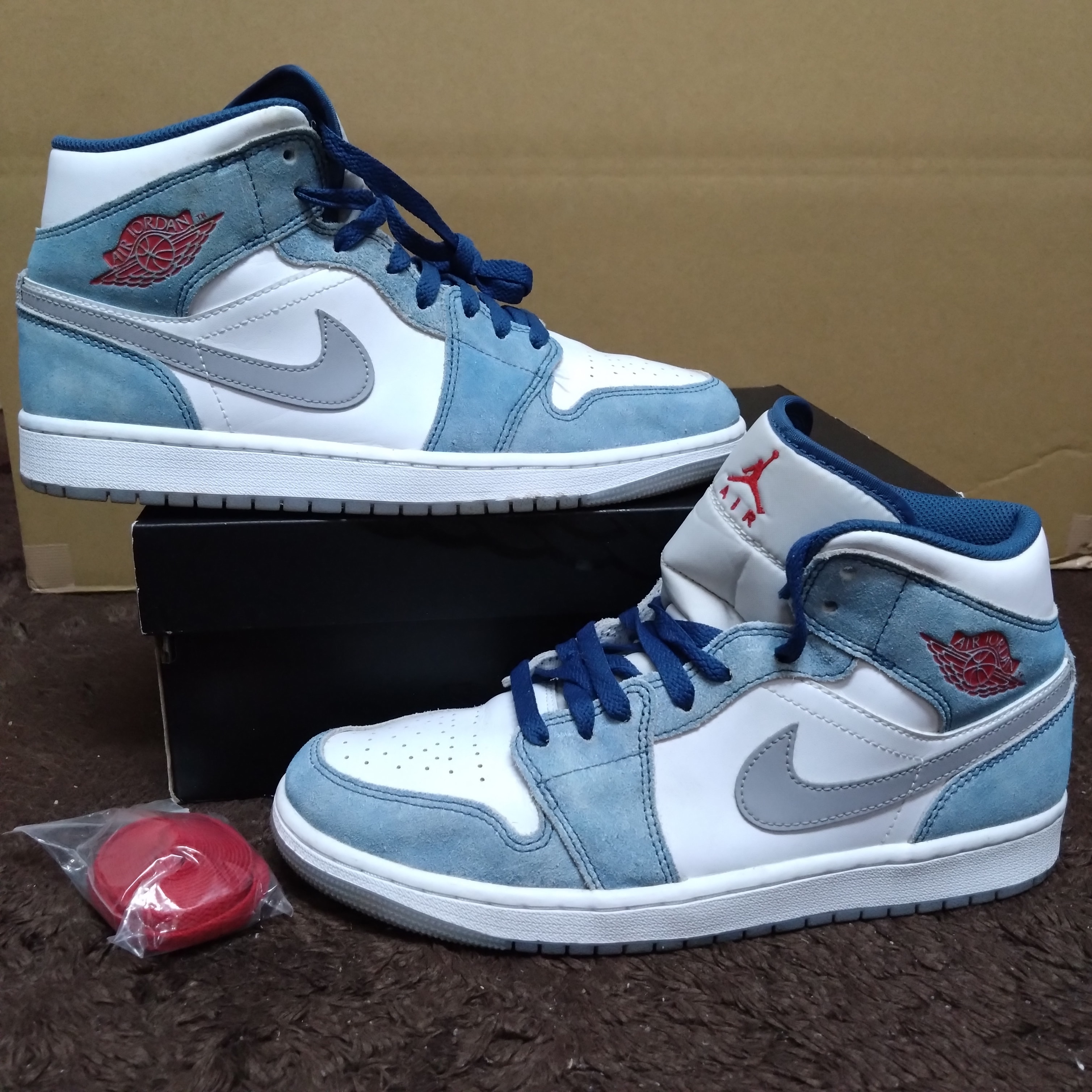 Nike Air Jordan 1 Mid SE "White/Hyper Royal/Red"
