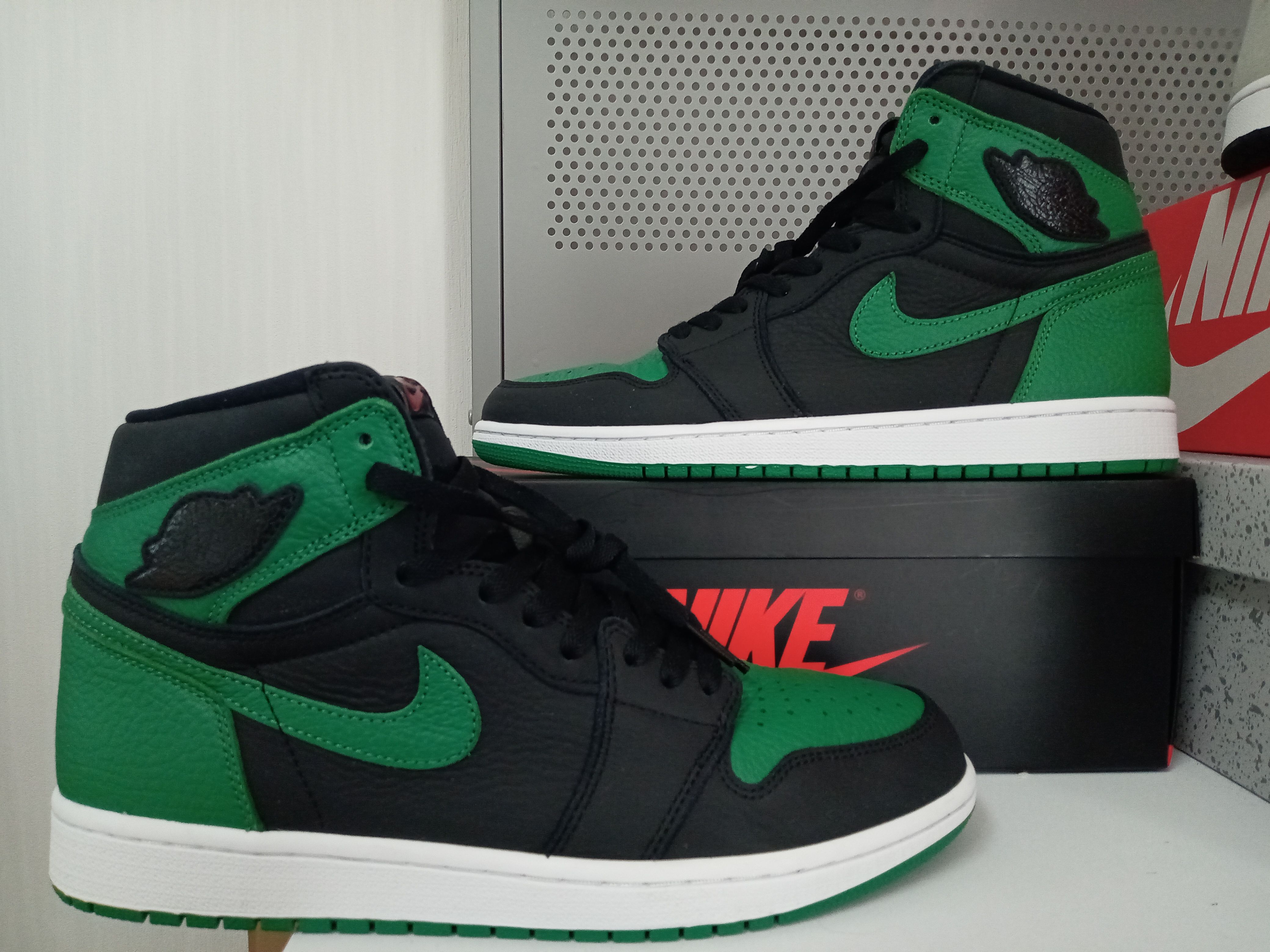 Nike Air Jordan 1 Retro High OG "Black/Pine Green" (2020)      