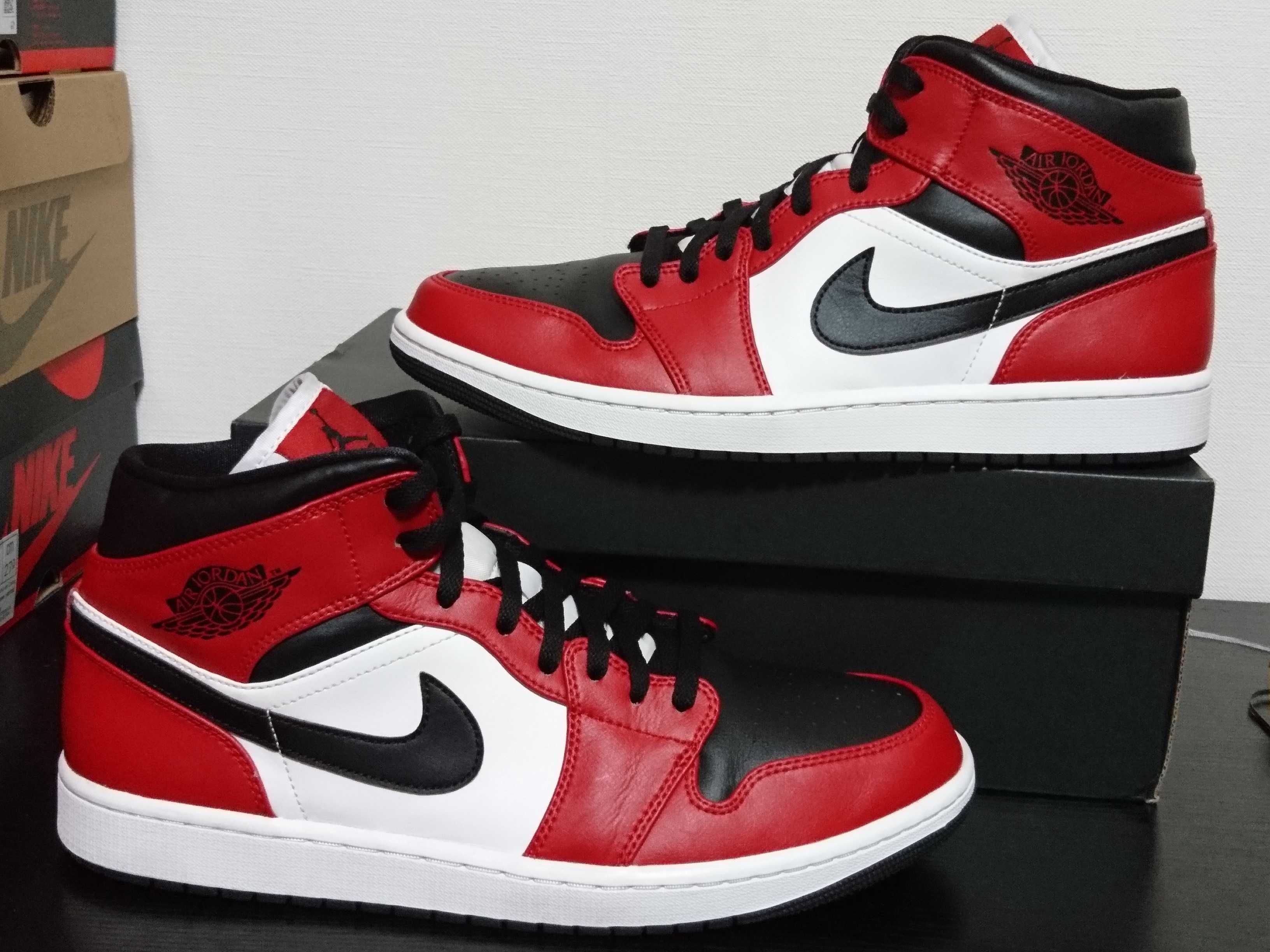 Nike Air Jordan 1 Mid "Chicago Black Toe"