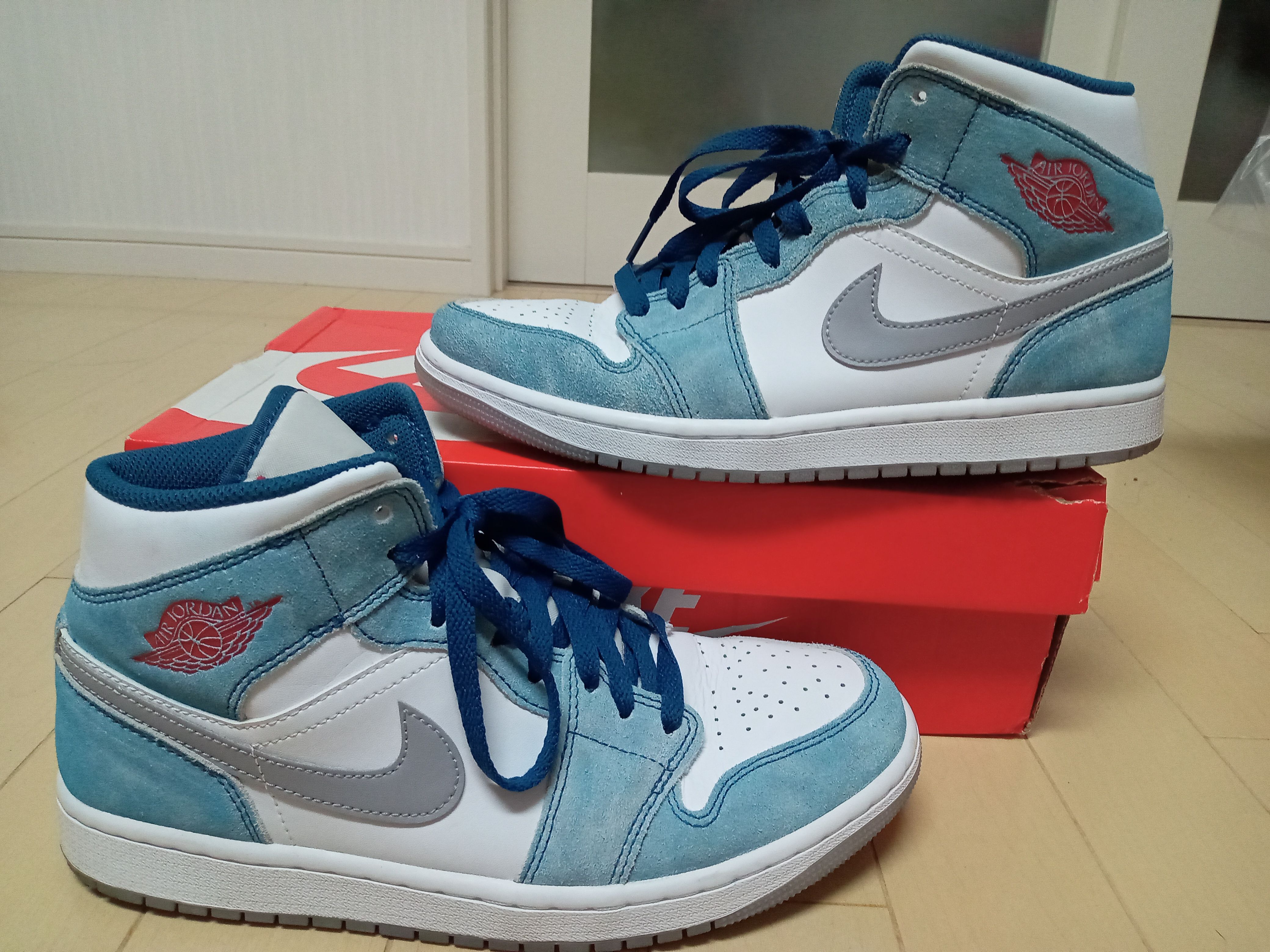 Nike Air Jordan 1 Mid SE "White/Hyper Royal/Red"