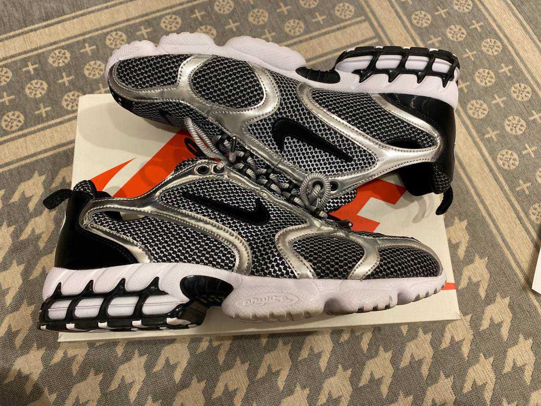 STUSSY × NIKE AIR ZOOM SPIRIDON CAGED "PURE PLATINUM/BLACK-WHITE"
