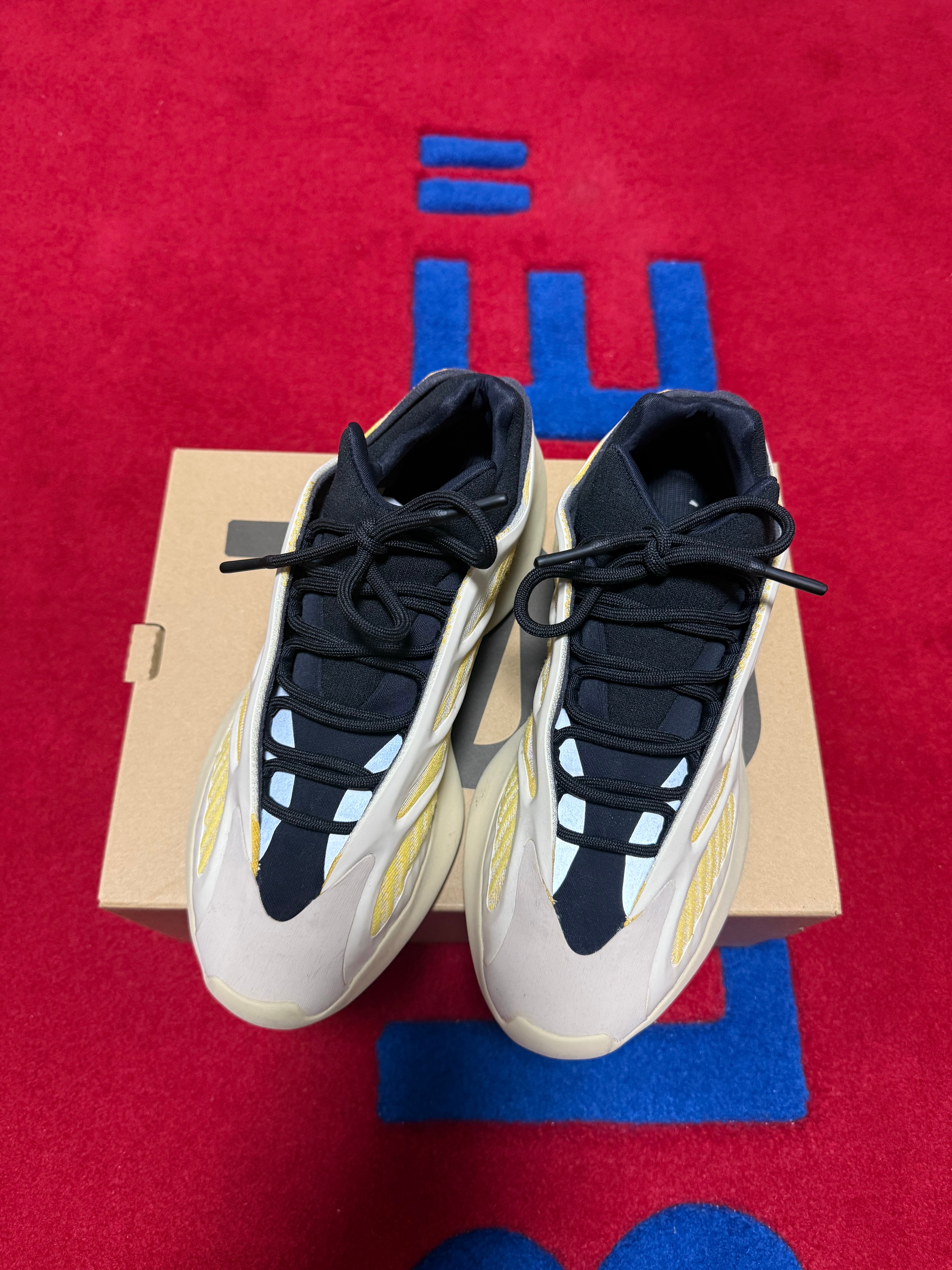 アディダス イージー700V3 "サフラワー"