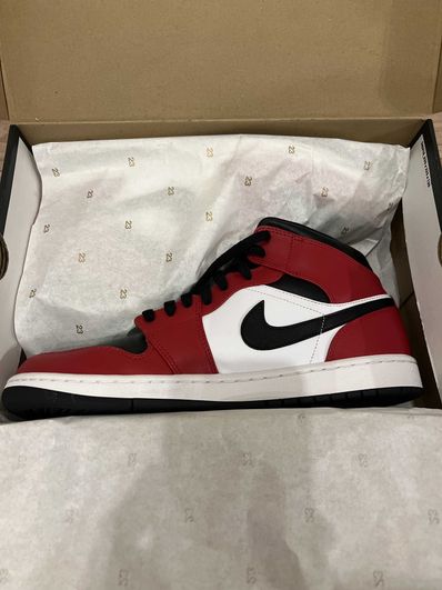 Nike Air Jordan 1 Mid "Chicago Black Toe"