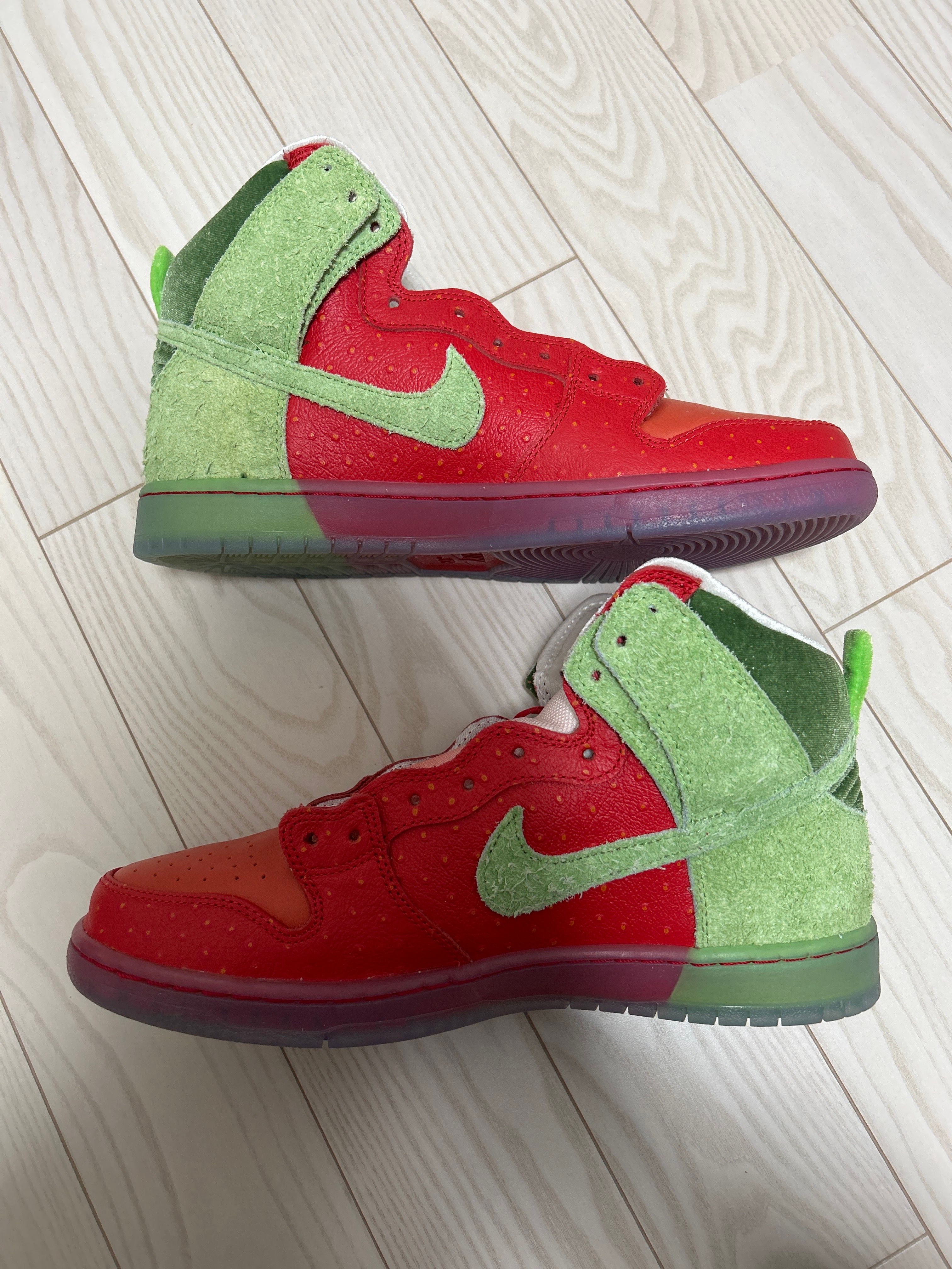 Nike SB Dunk High "Strawberry Cough"