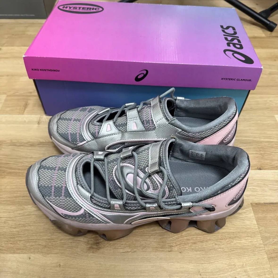 ヒステリック グラマー × キココスタディノフ × アシックス ウィメンズ ゲルクォンタム リリア "ピンク"