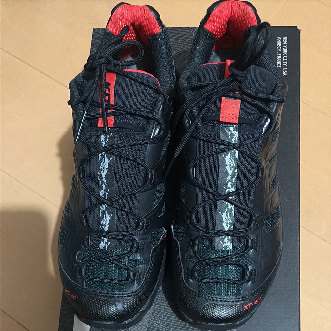 キス × サロモン XT-4K "ブラック/スカラベ/ファイアリーレッド"