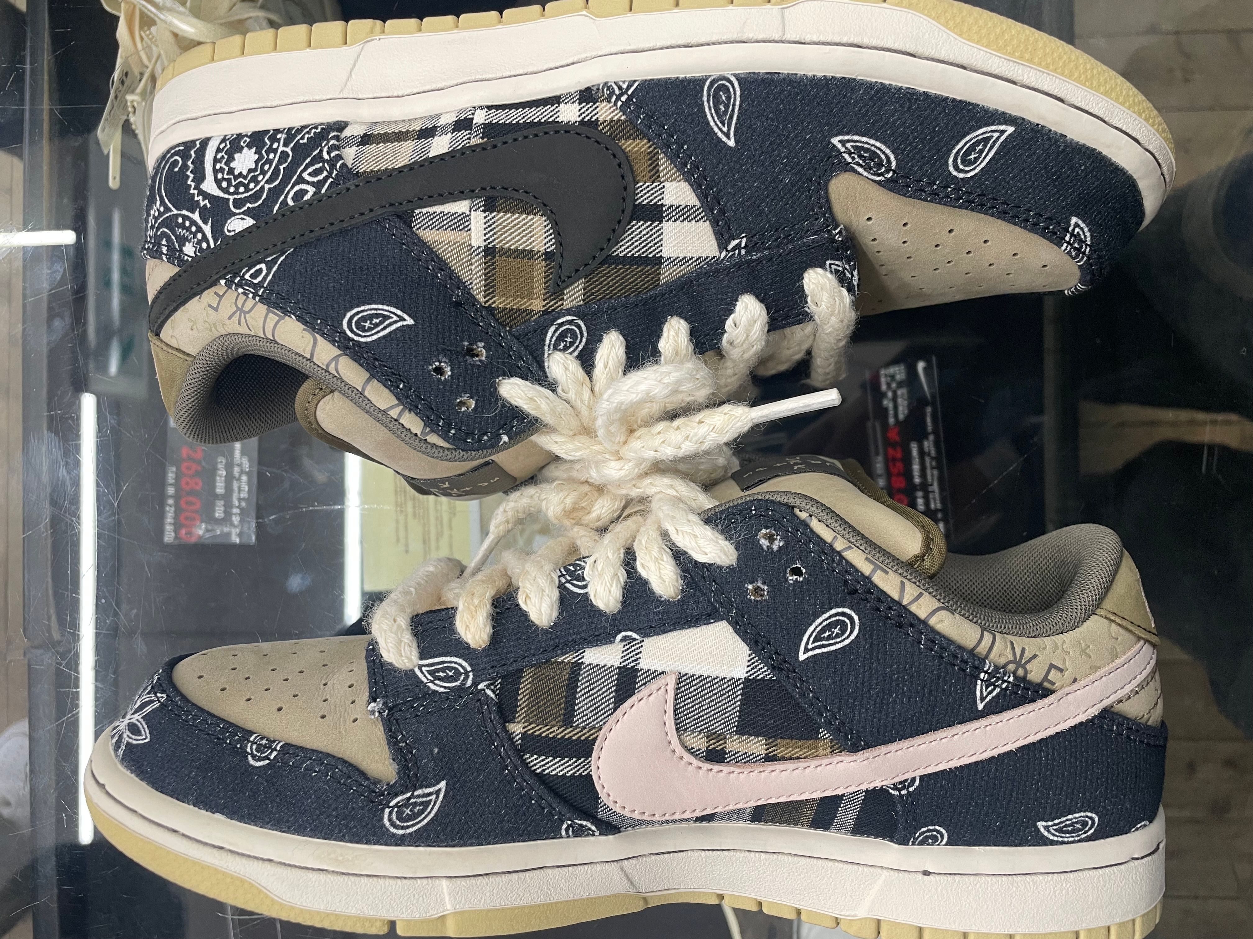 Travis Scott × Nike SB Dunk Low "Black/Parachute Beige"