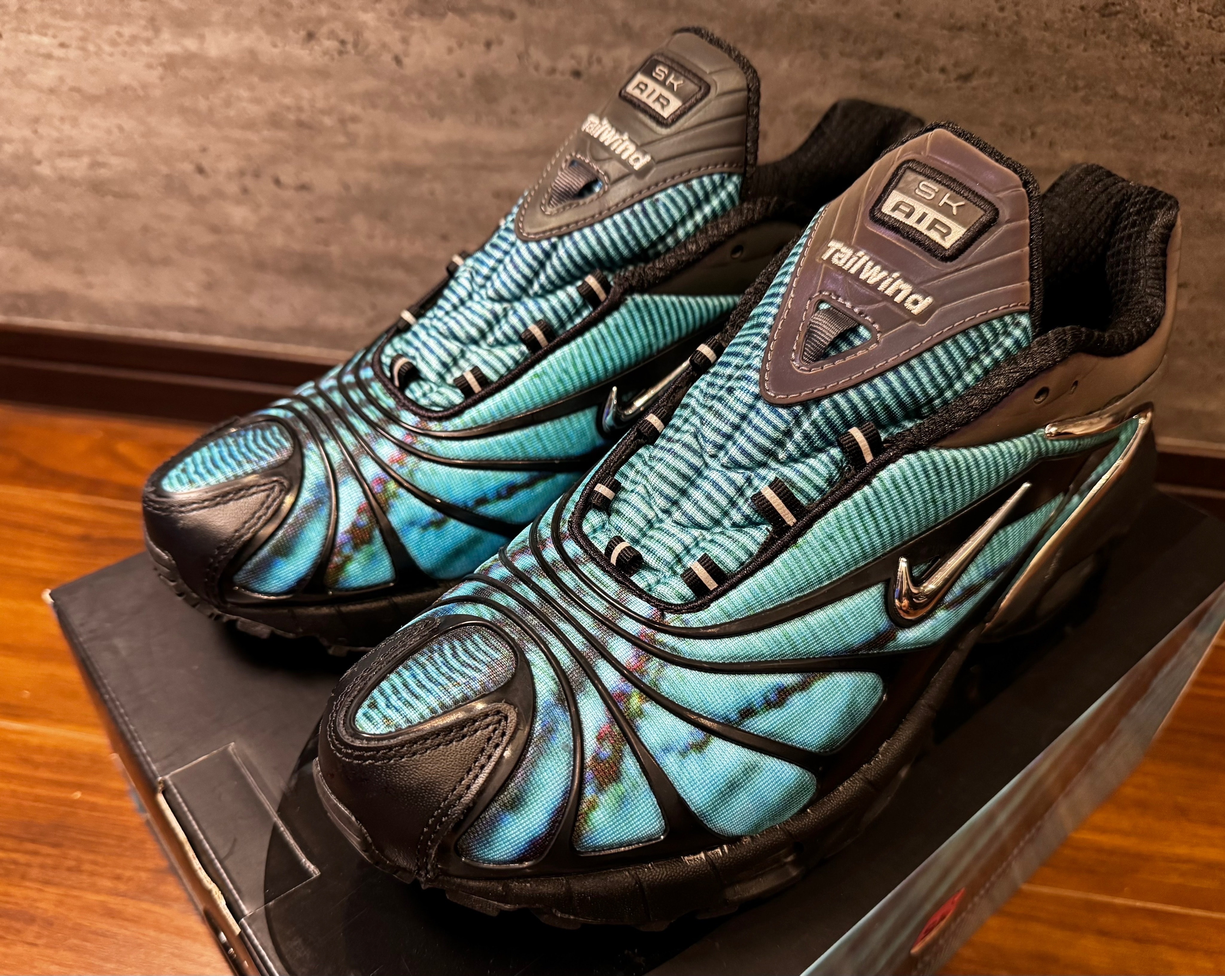 スケプタ × ナイキ エアマックス テイルウィンド5 "クロームブルー"