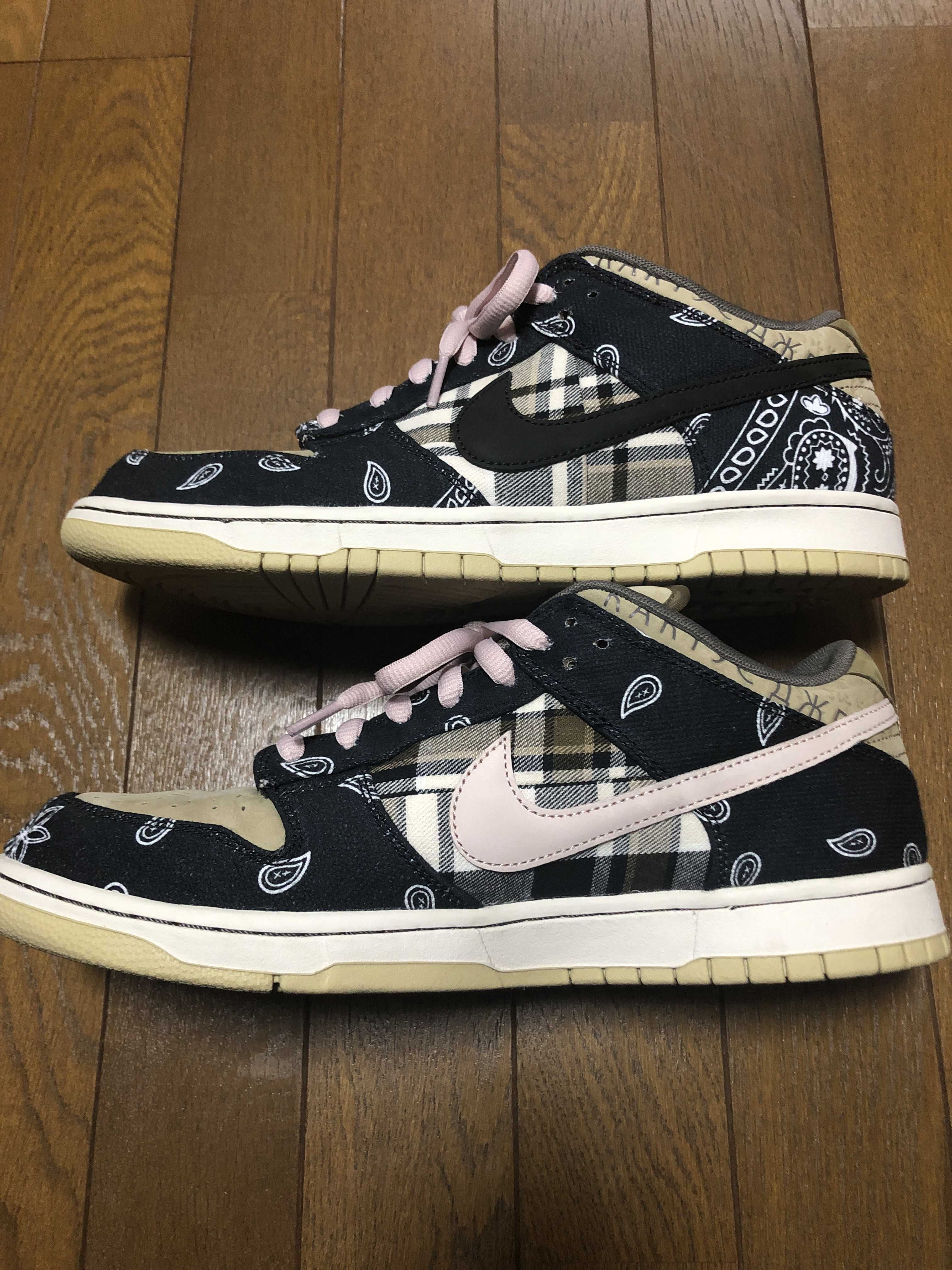 Travis Scott × Nike SB Dunk Low "Black/Parachute Beige"