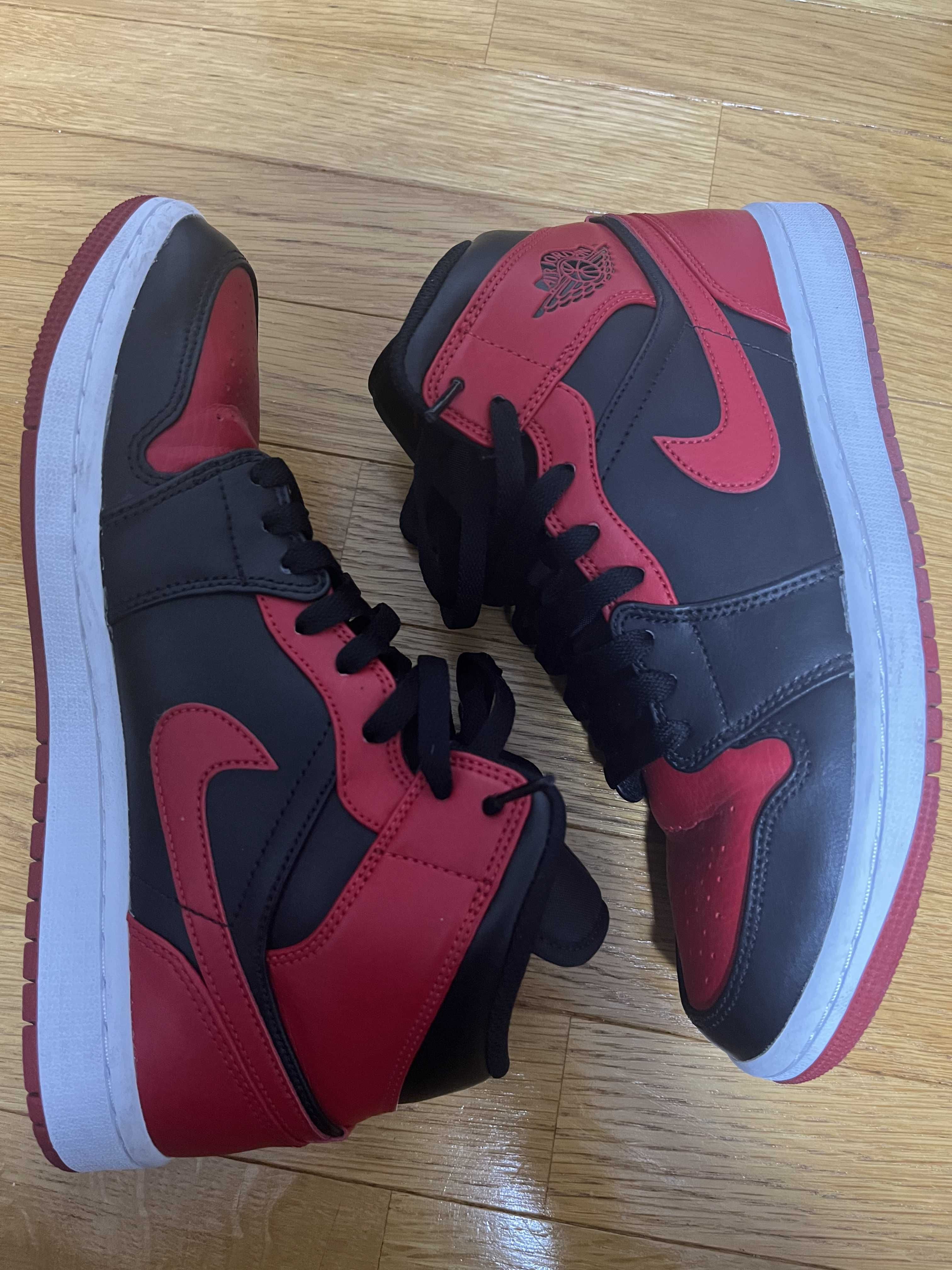Nike Air Jordan 1 Mid "Bred"