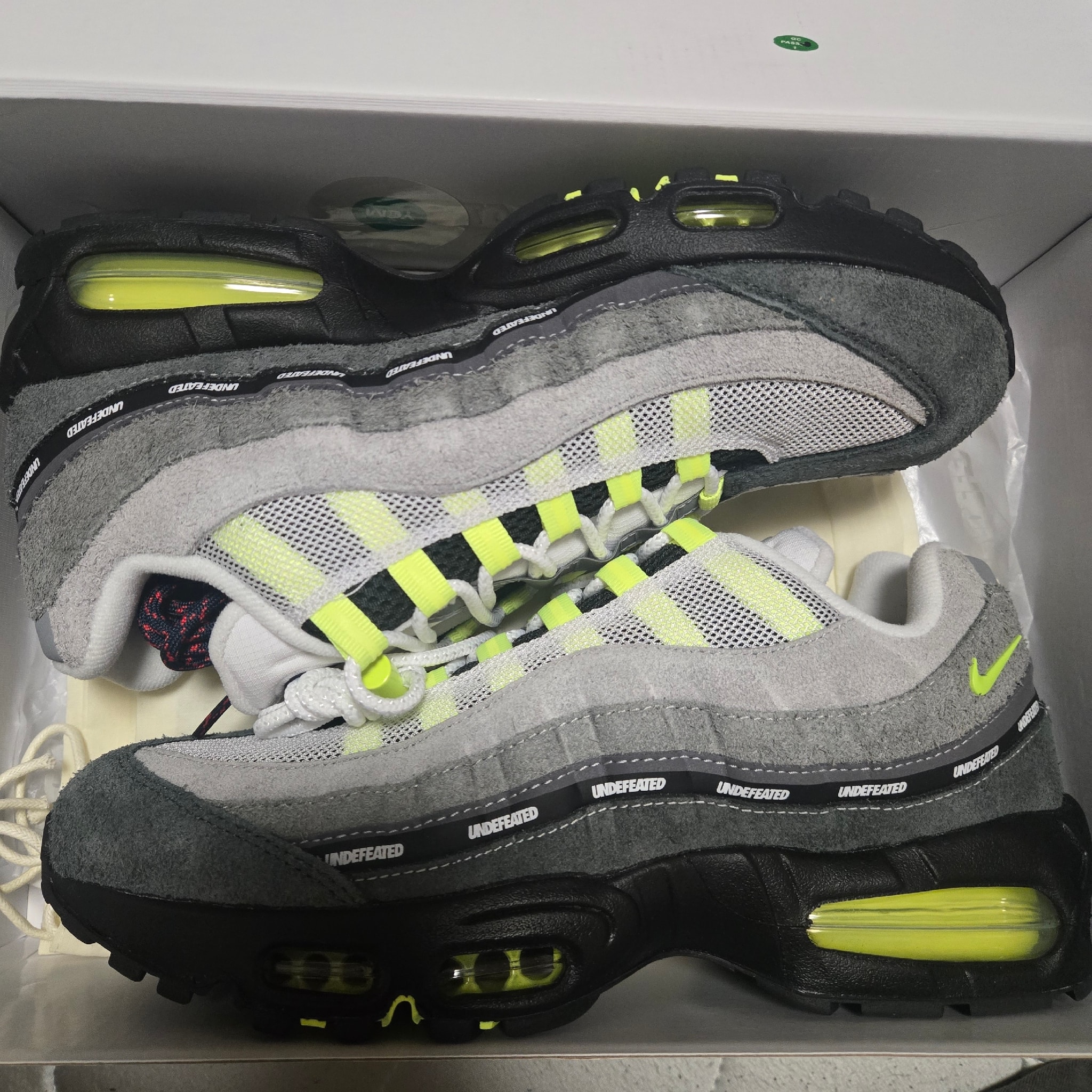 UNDEFEATED × Nike Air Max 95 SP "Neon" (New York Exclusive) (Serial Numbered/600 pairs)