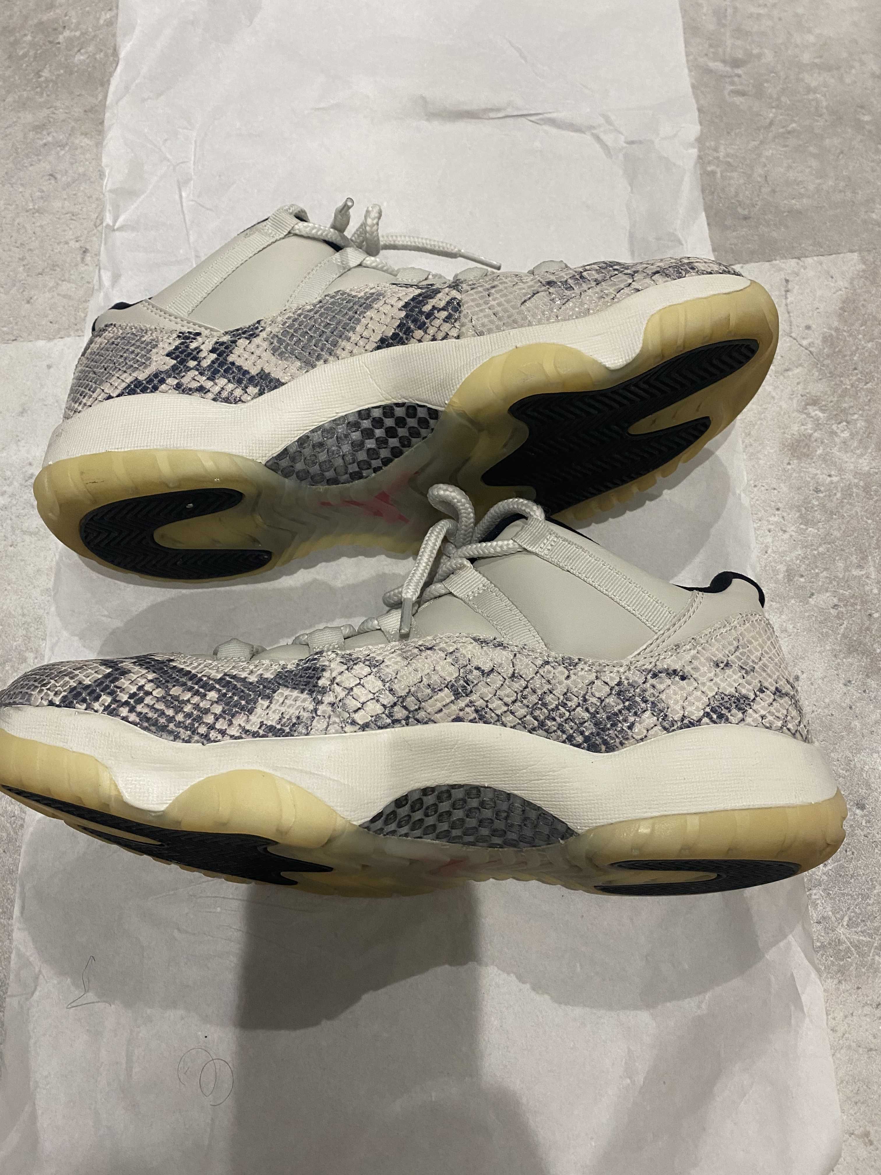 Nike Air Jordan 11 Low Snakeskin "Light Bone/University Red/Sail/Black"