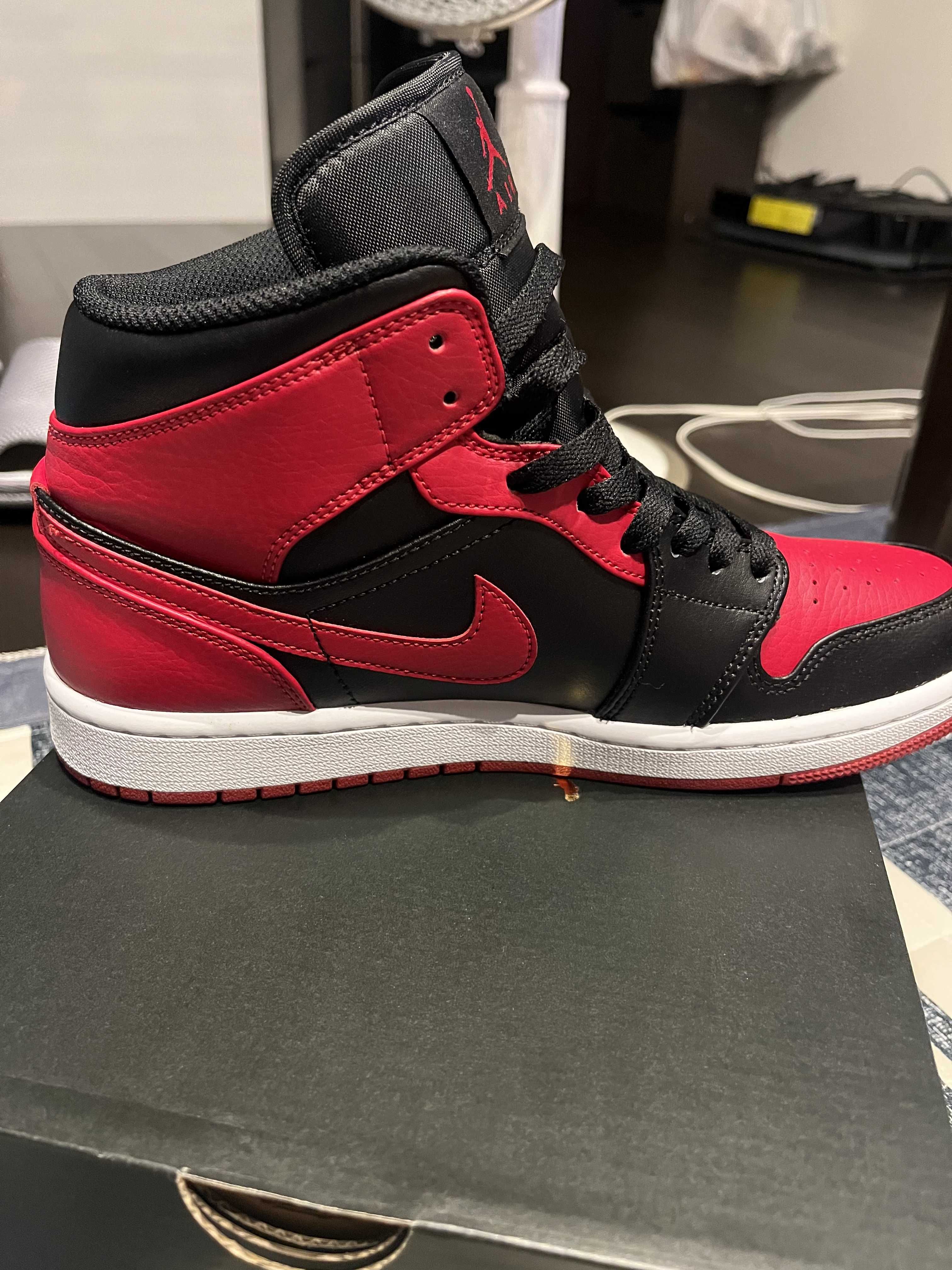 Nike Air Jordan 1 Mid "Bred"