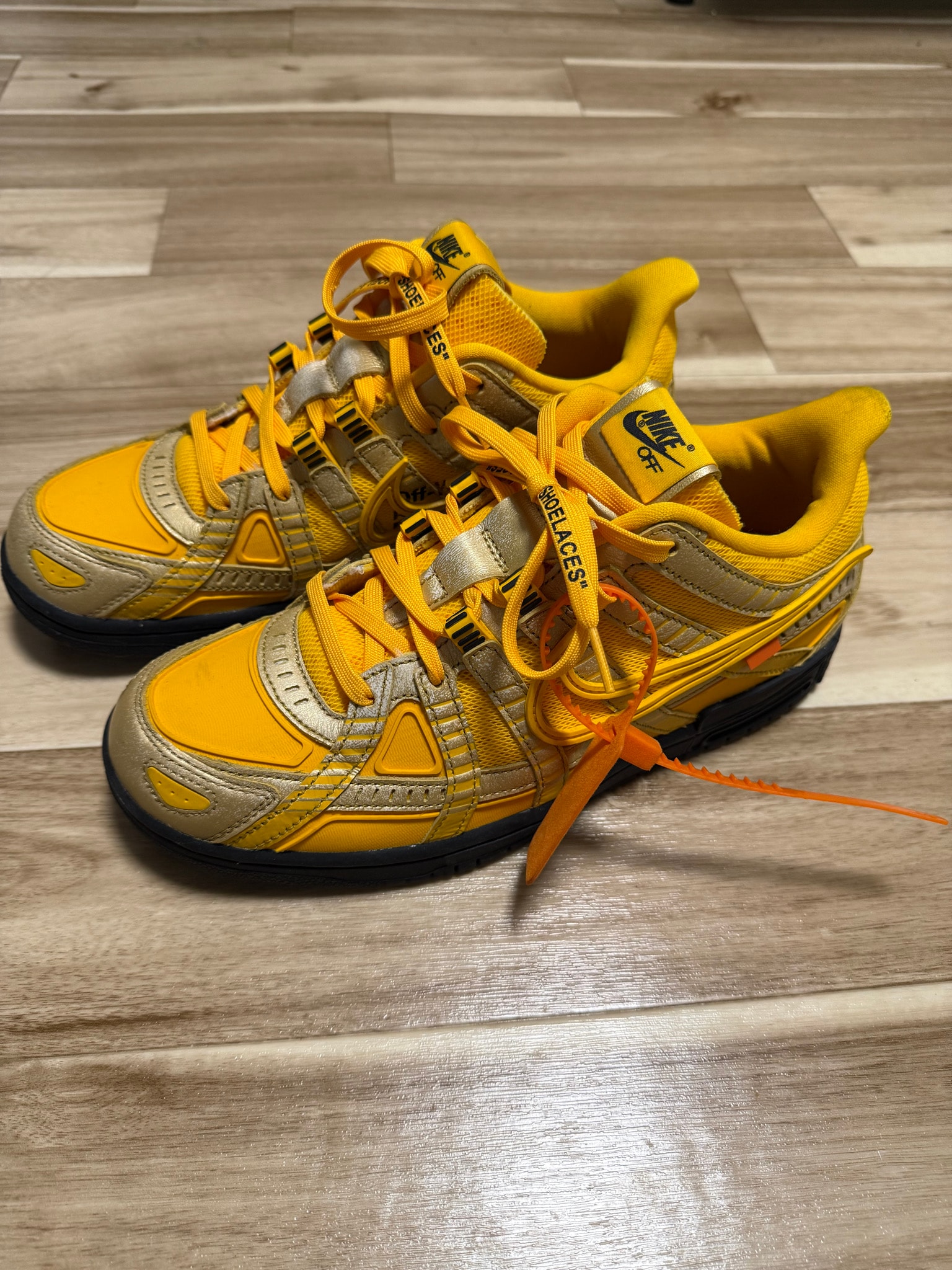 Off-White × Nike Air Rubber Dunk "University Gold" 