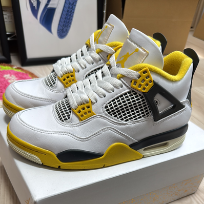 Nike Women's Air Jordan 4 Retro "Vivid Sulfur"