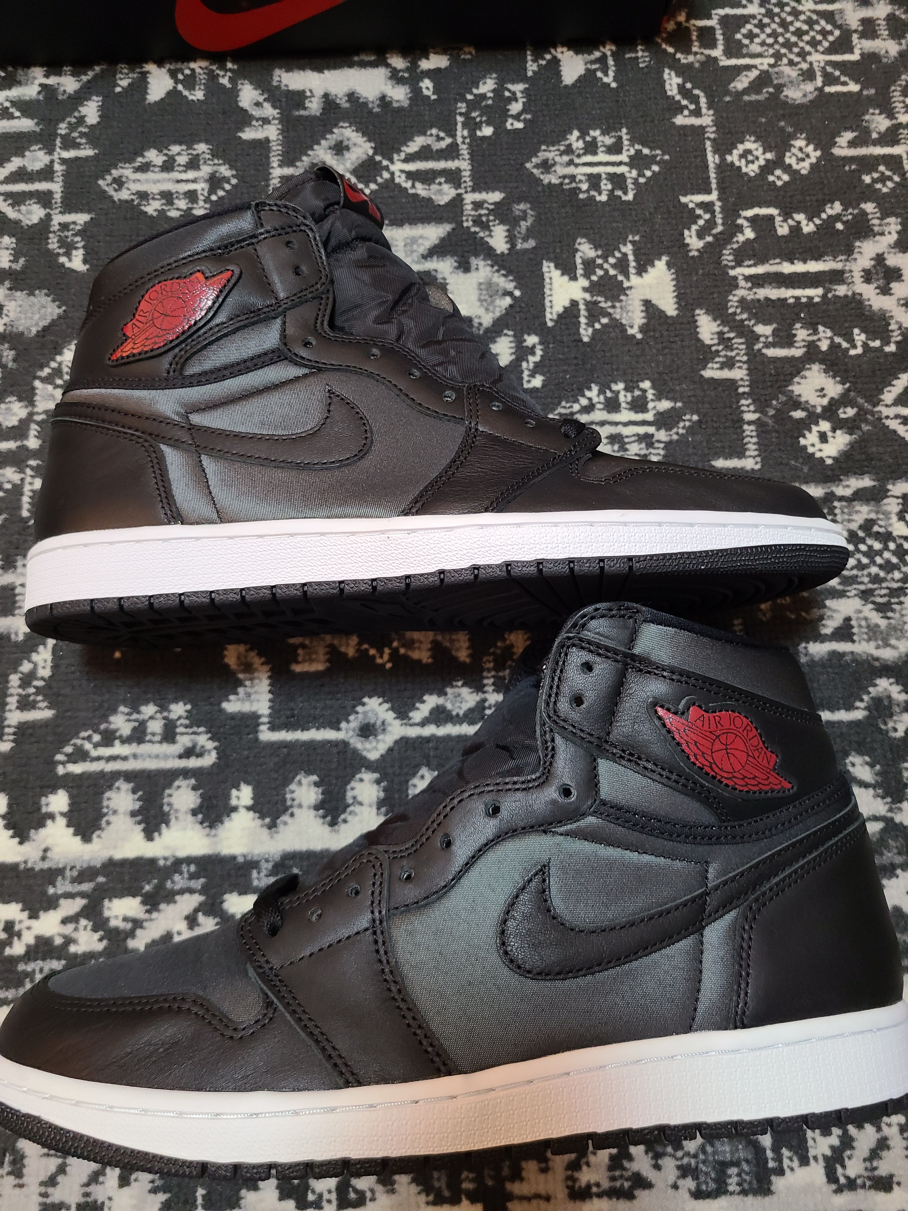 Nike Air Jordan 1 Retro High OG "Black/Metallic Silver/Gym Red"