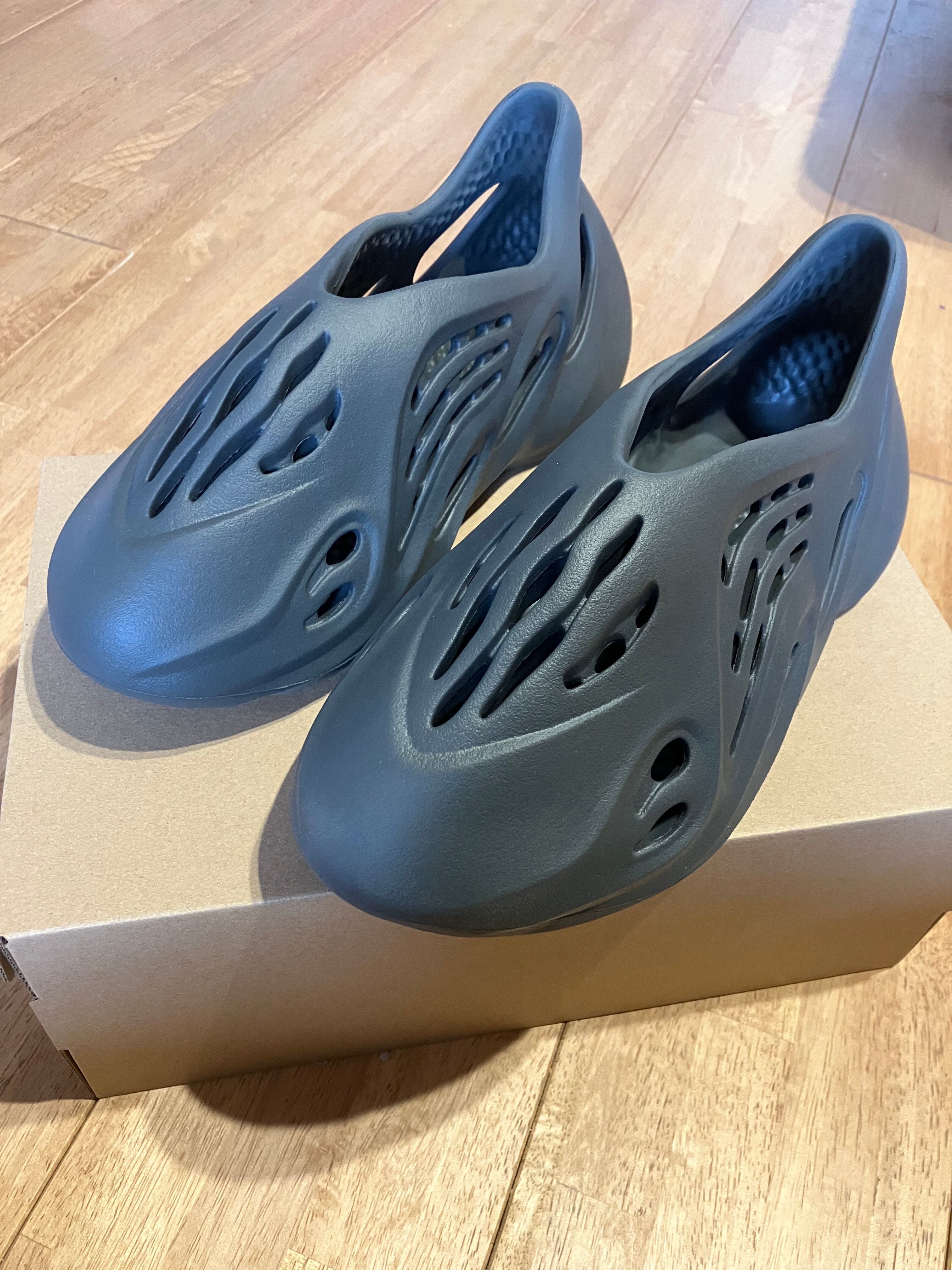 adidas YEEZY Foam Runner "Carbon"