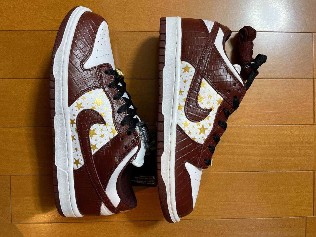 Supreme × Nike SB Dunk Low OG QS Gold Stars "White/Barkroot Brown"