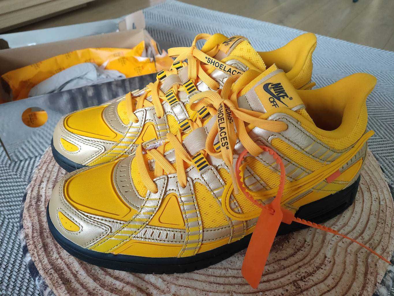 Off-White × Nike Air Rubber Dunk "University Gold" 