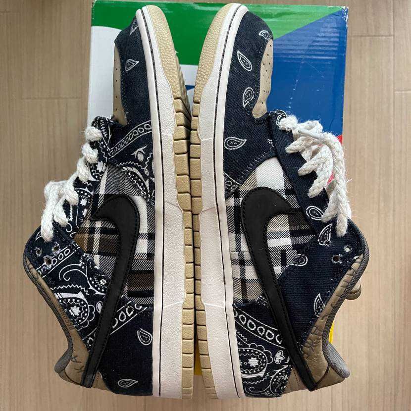 Travis Scott × Nike SB Dunk Low "Black/Parachute Beige"