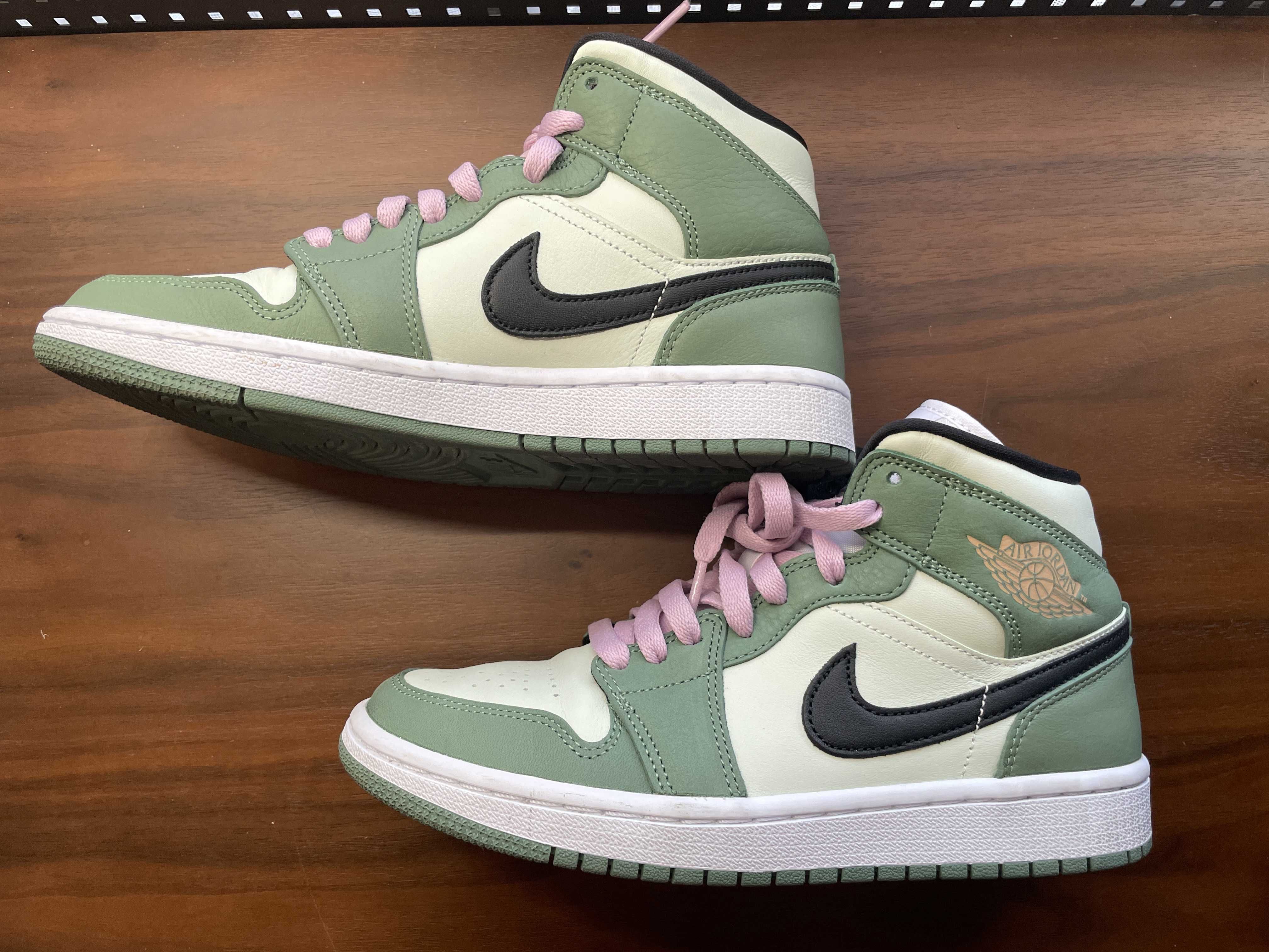NIKE Women's AIR JORDAN 1 MID SE "DUTCH GREEN"