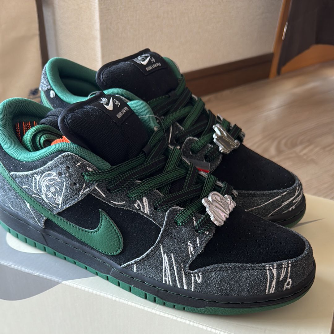 There Skateboards × Nike SB Dunk Low Pro "Anthracite and Gorge Green"