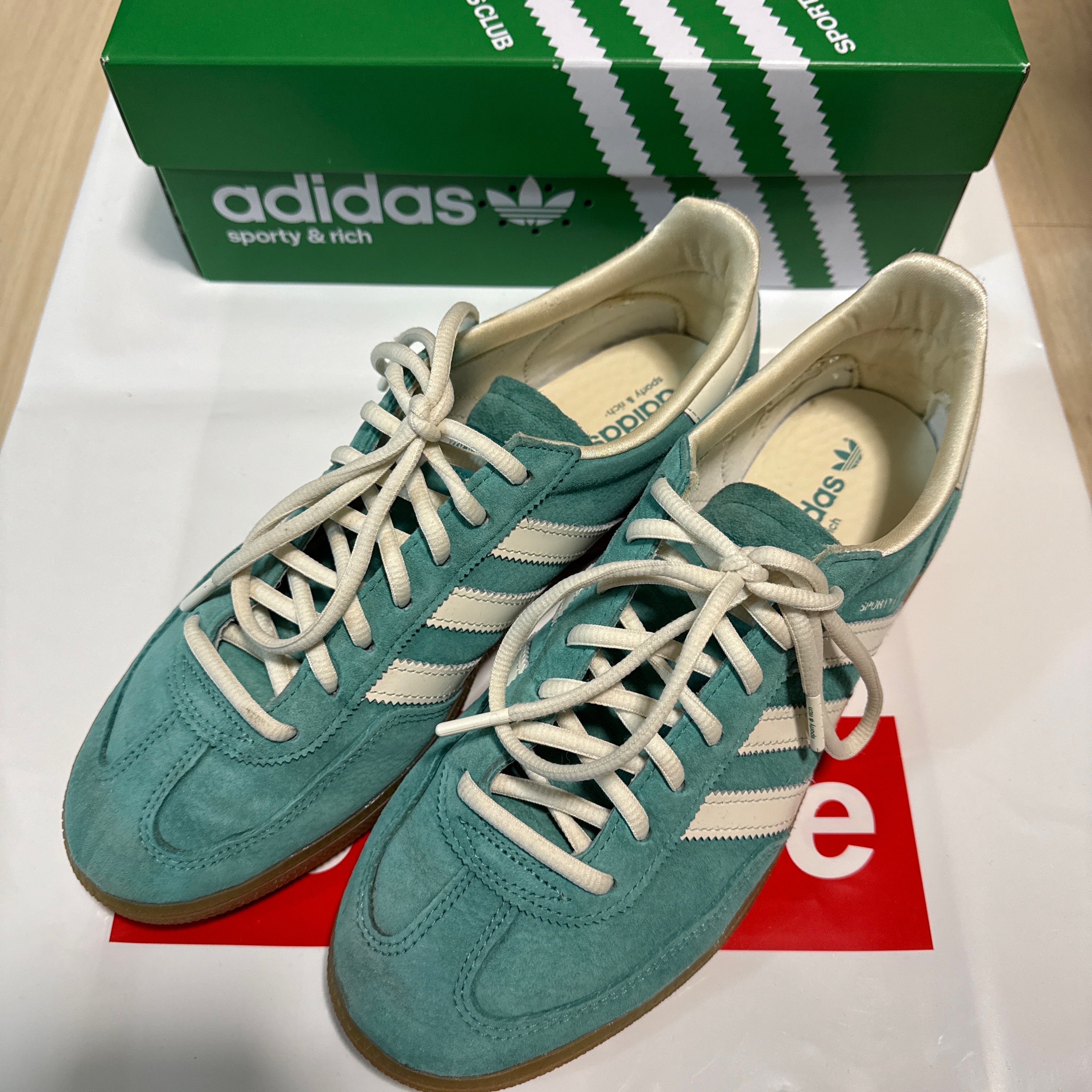 スポーティアンドリッチ × アディダスオリジナルス ハンドボール スペツィアル "パントーン/コアホワイト/ガム"