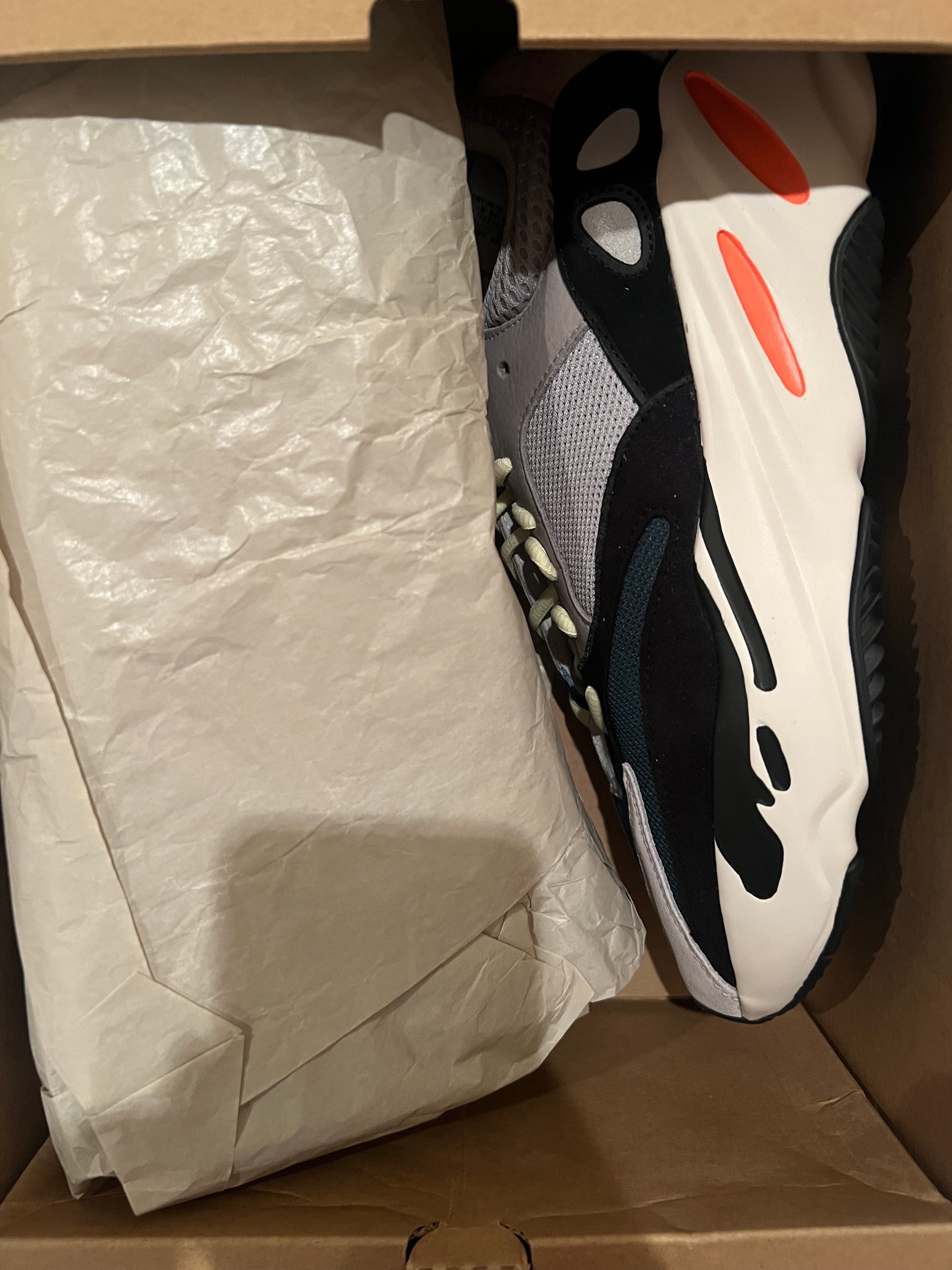 アディダス イージーブースト700 "ウェーブランナー"